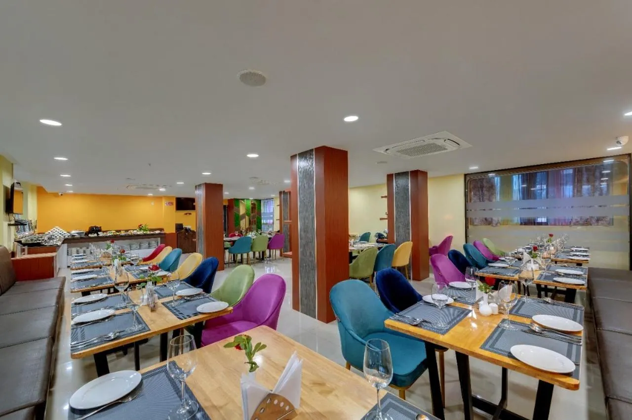 Restaurant/places to eat in Click Hotel Guwahati