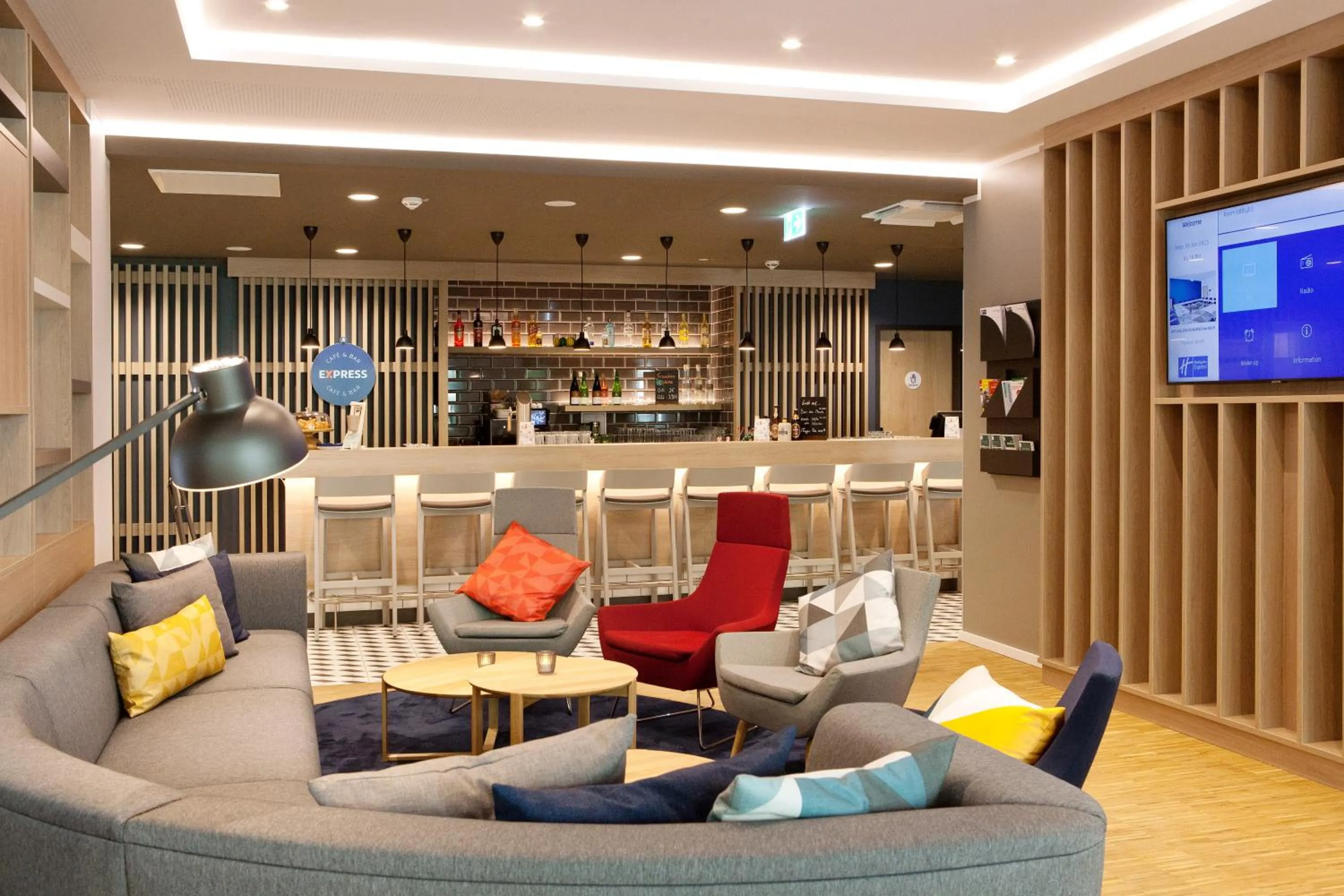 Lounge or bar in Holiday Inn Express Fürth by IHG
