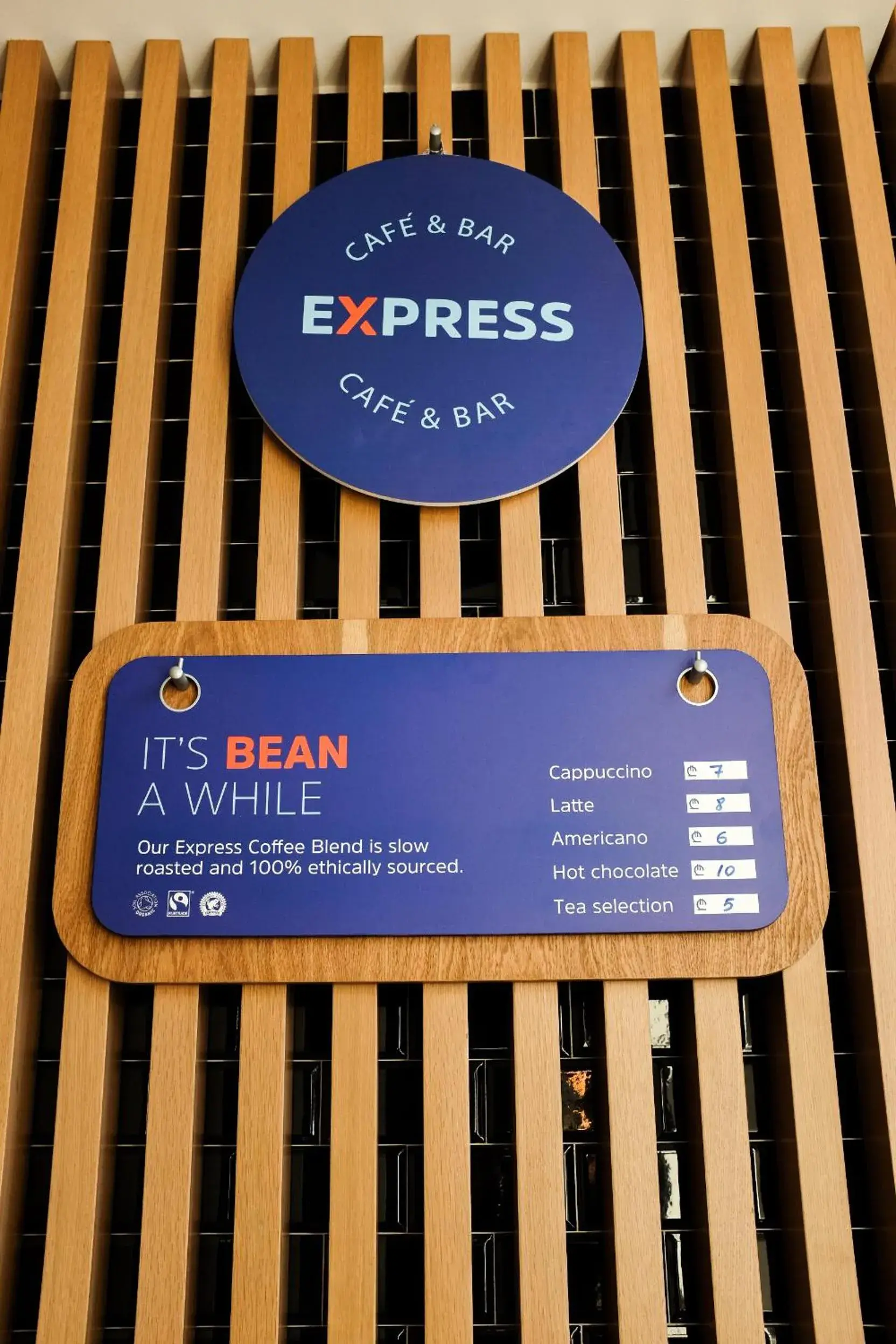 Lounge or bar in Holiday Inn Express Tbilisi Avlabari by IHG Lounge or bar in Holiday Inn Express Tbilisi Avlabari by IHG