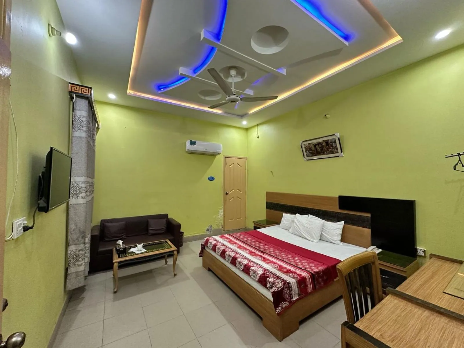 Communal lounge/ TV room, Bed in Hotel Royal Star