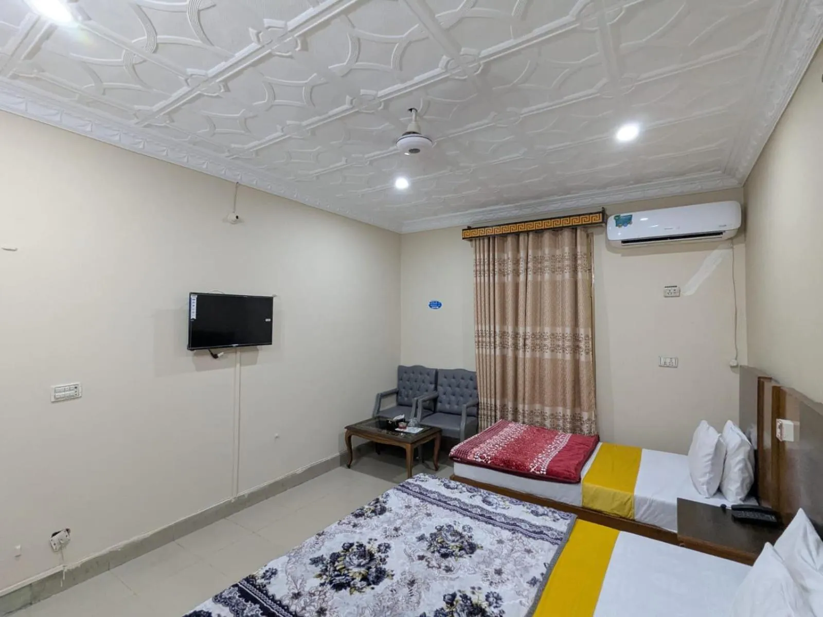 Communal lounge/ TV room, Bed in Hotel Royal Star