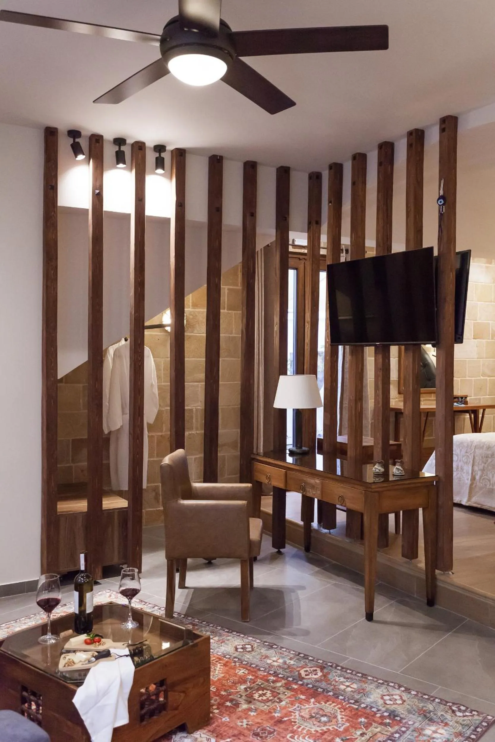 Communal lounge/ TV room, Bed in Utopia Luxury Suites - Old Town