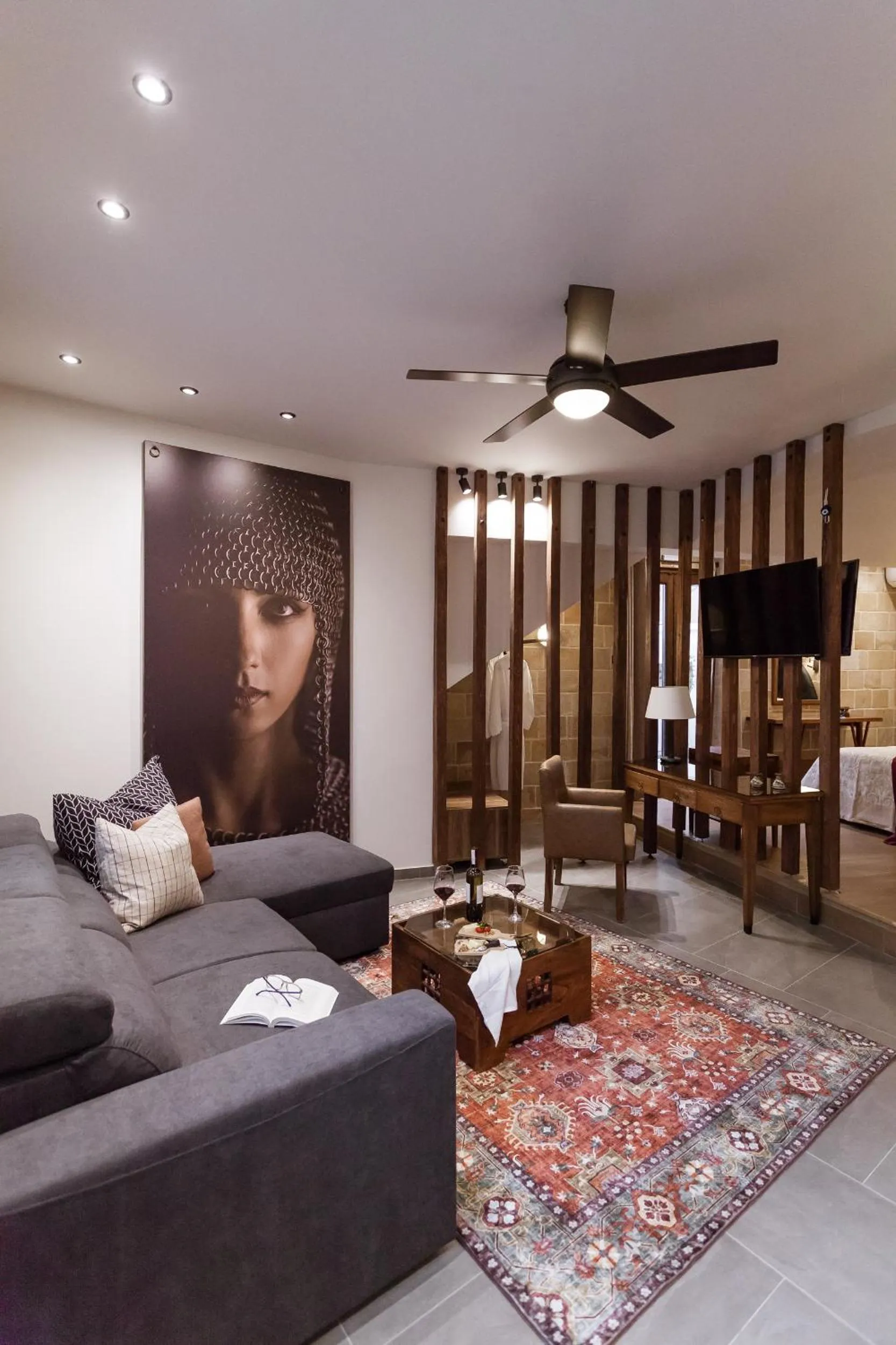 TV and multimedia in Utopia Luxury Suites - Old Town