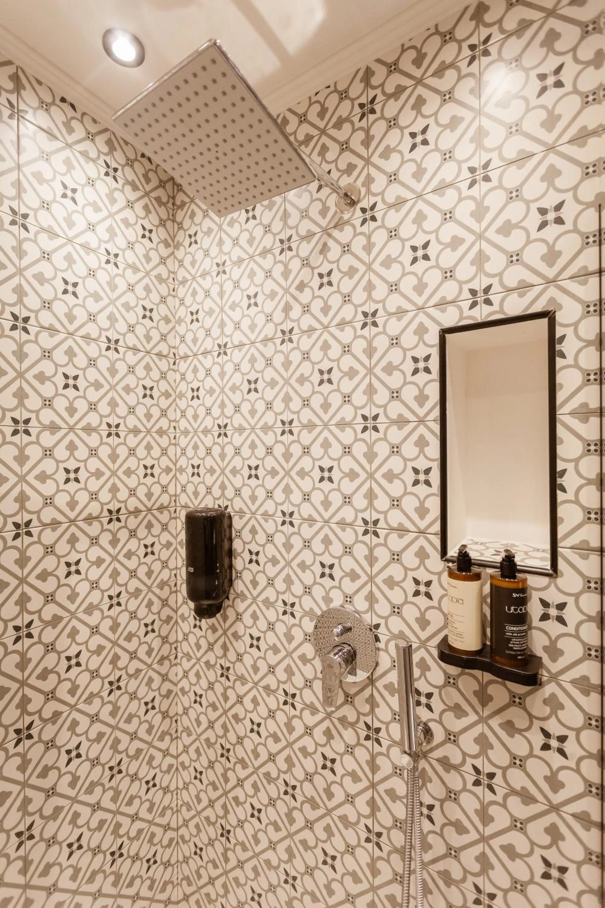 Shower in Utopia Luxury Suites - Old Town