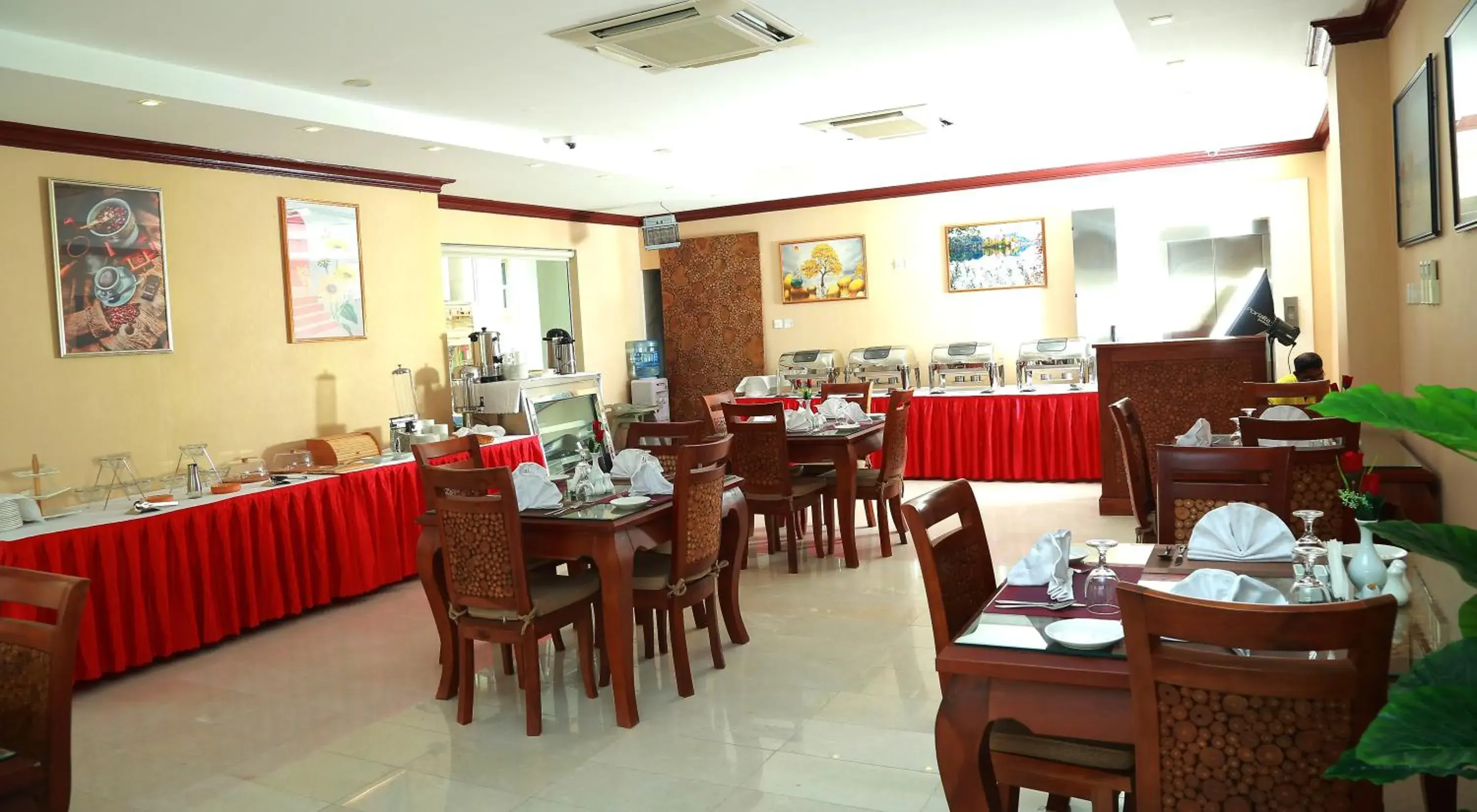 Restaurant/places to eat in ROYAL HOTEL Restaurant/places to eat in ROYAL HOTEL