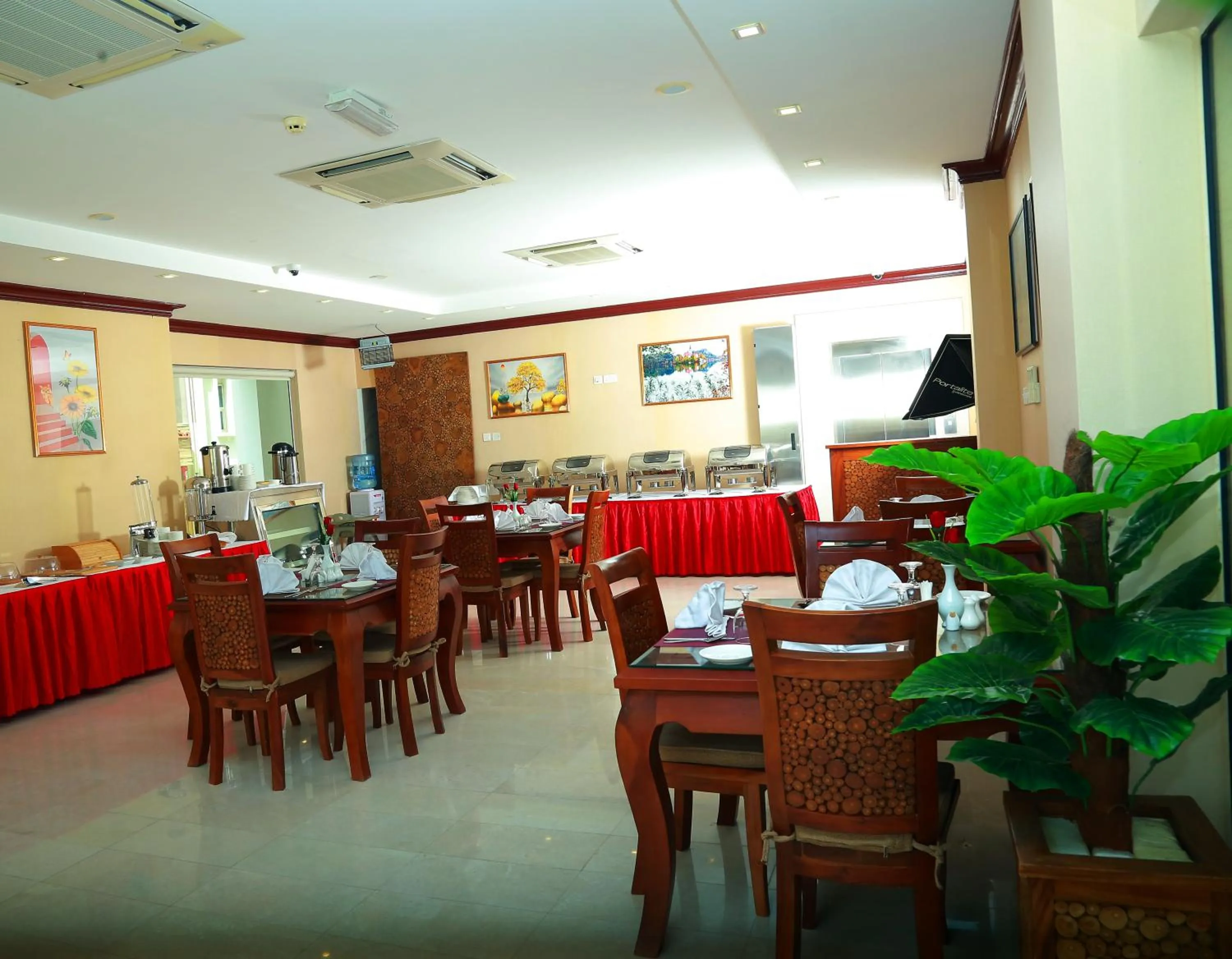 Restaurant/places to eat in ROYAL HOTEL