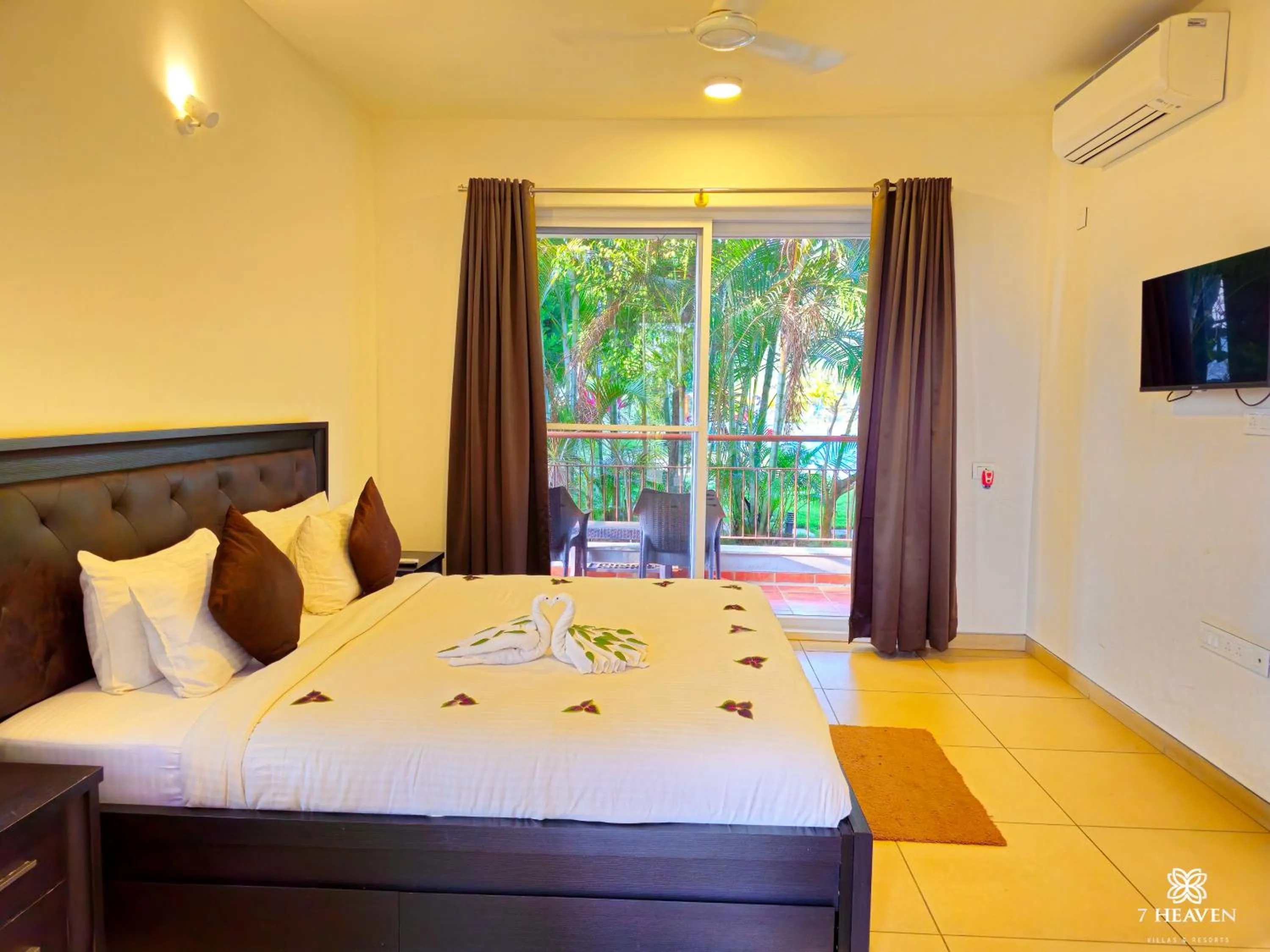 Bed in 7 Heaven Villas & Resorts