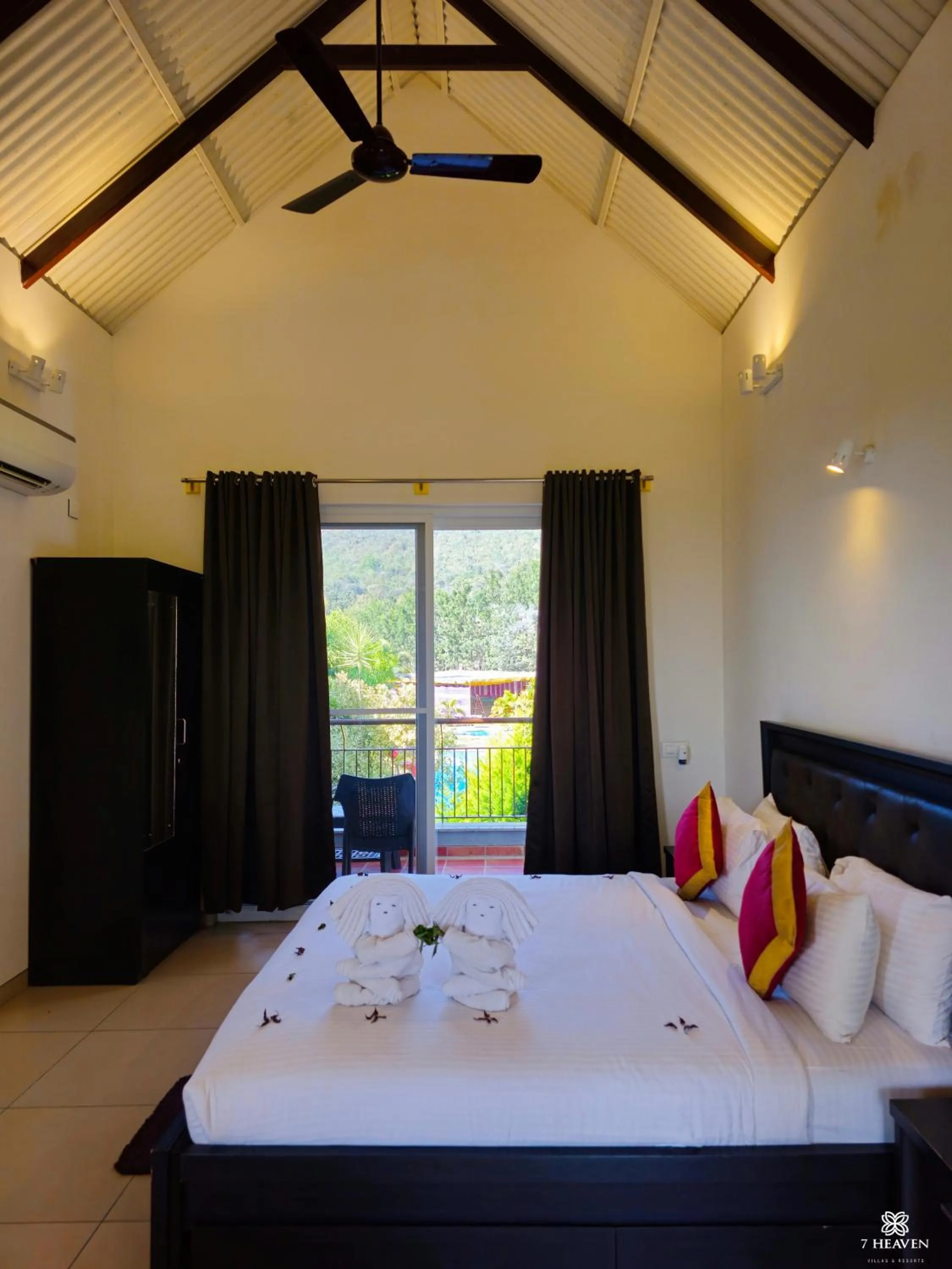 Bed in 7 Heaven Villas & Resorts