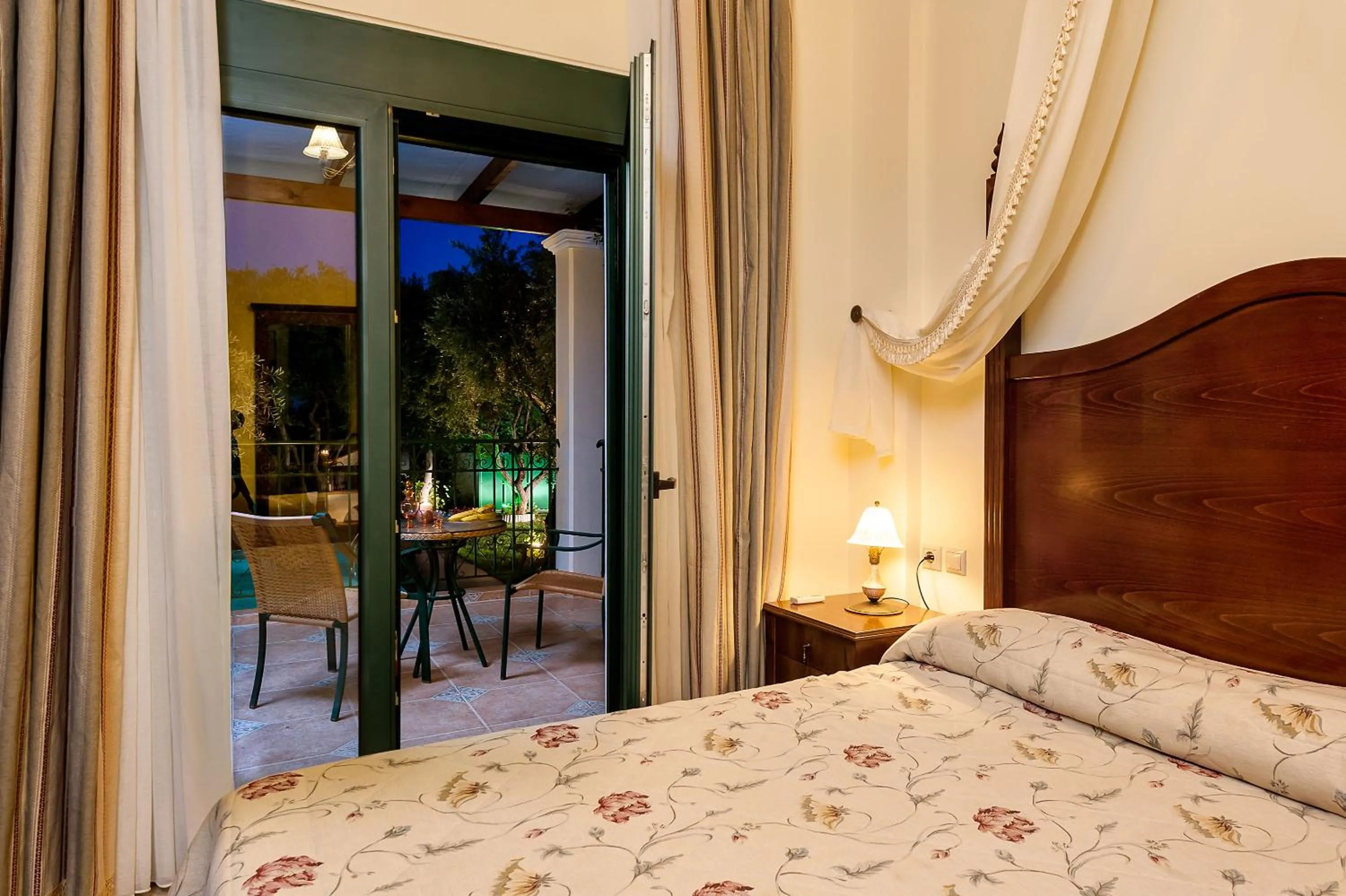 Balcony/Terrace, Bed in Villa Vallia - Villa Marina