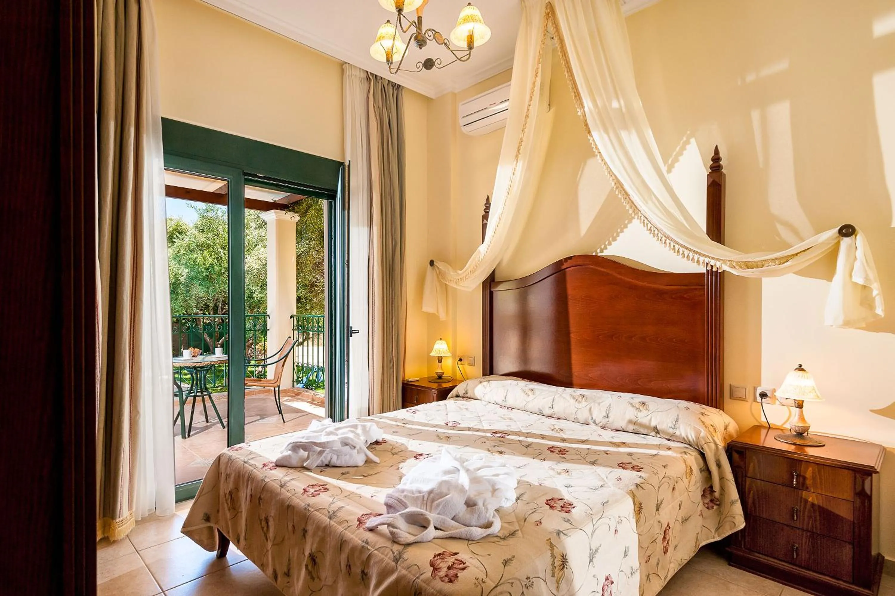 Balcony/Terrace, Bed in Villa Vallia - Villa Marina