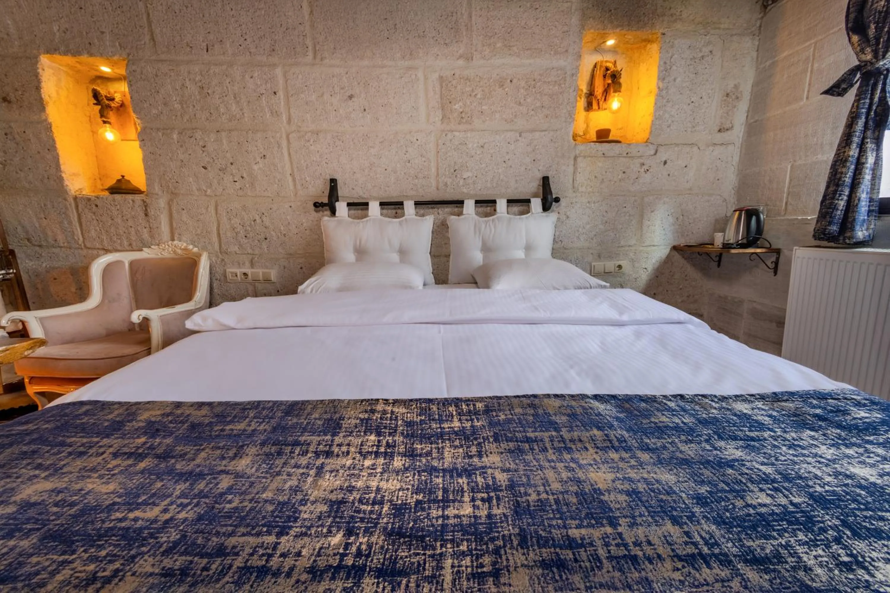 Bed in Saliche Cave Suite