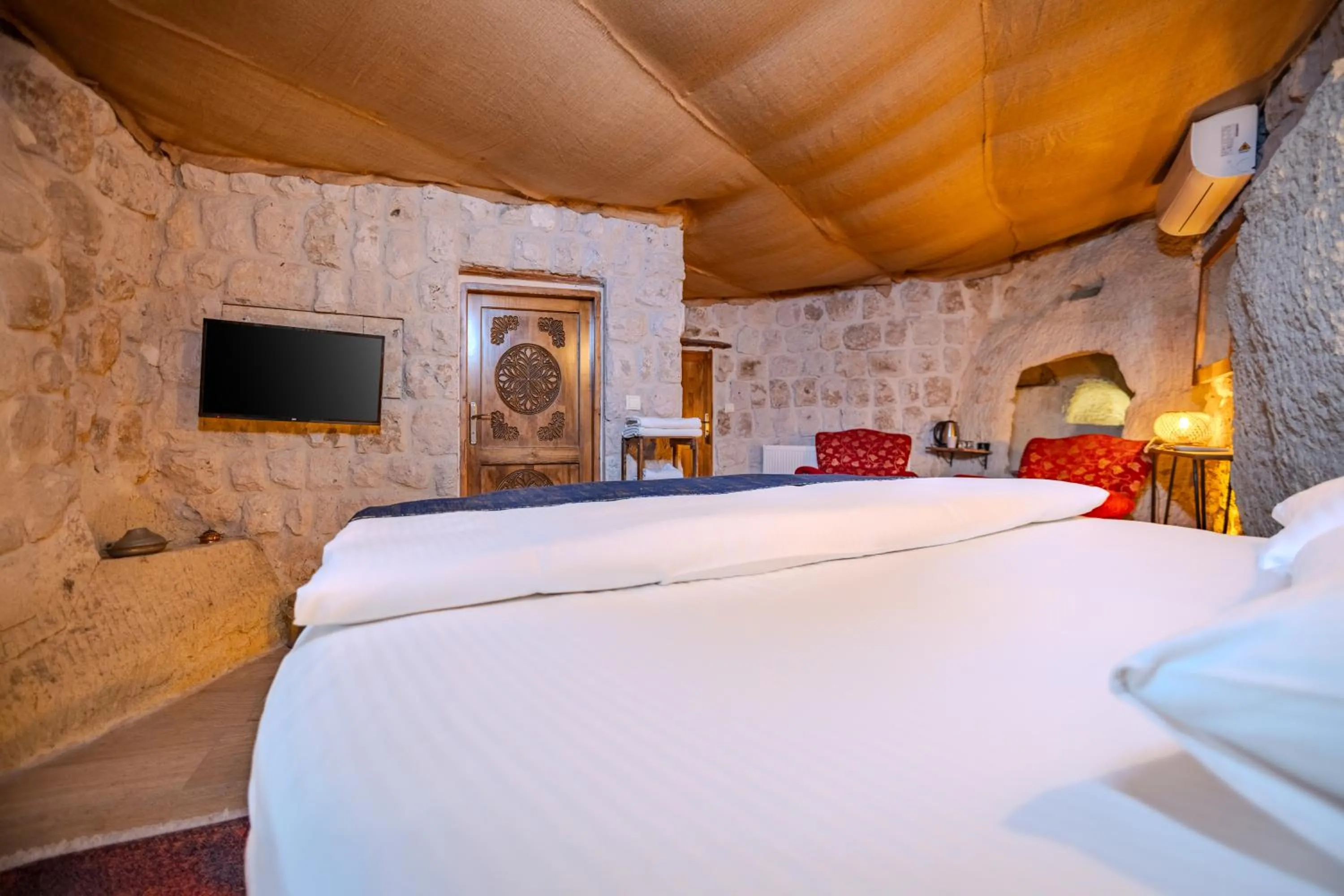 Bed in Saliche Cave Suite