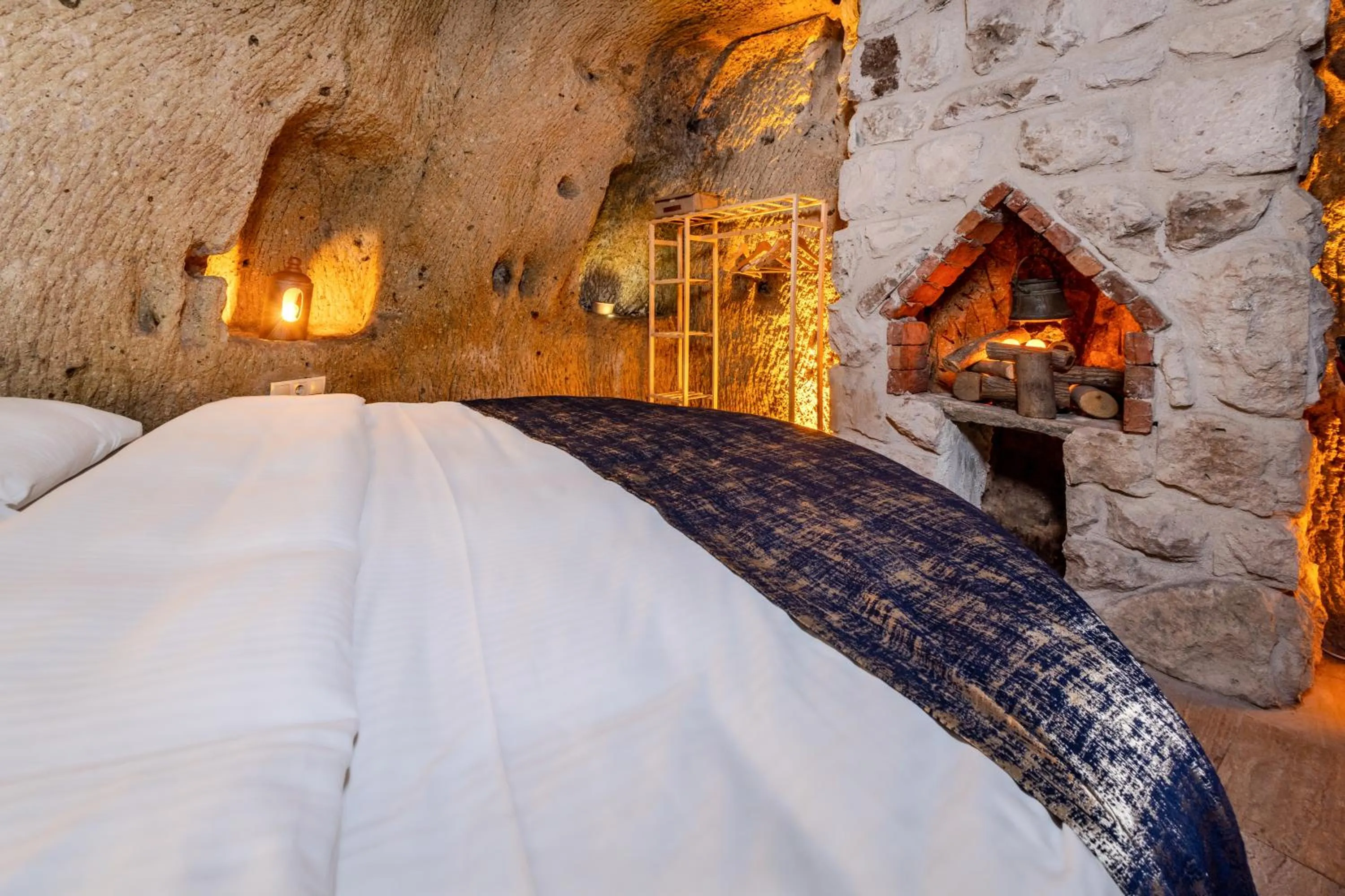 Bed in Saliche Cave Suite