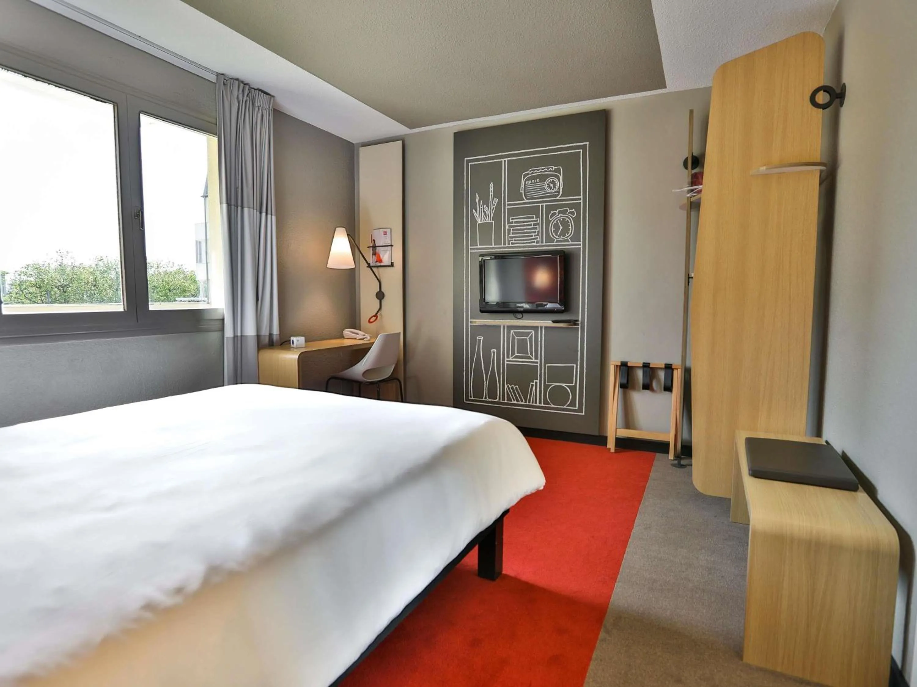 Property building, Bed in Ibis Saint Étienne - La Terrasse