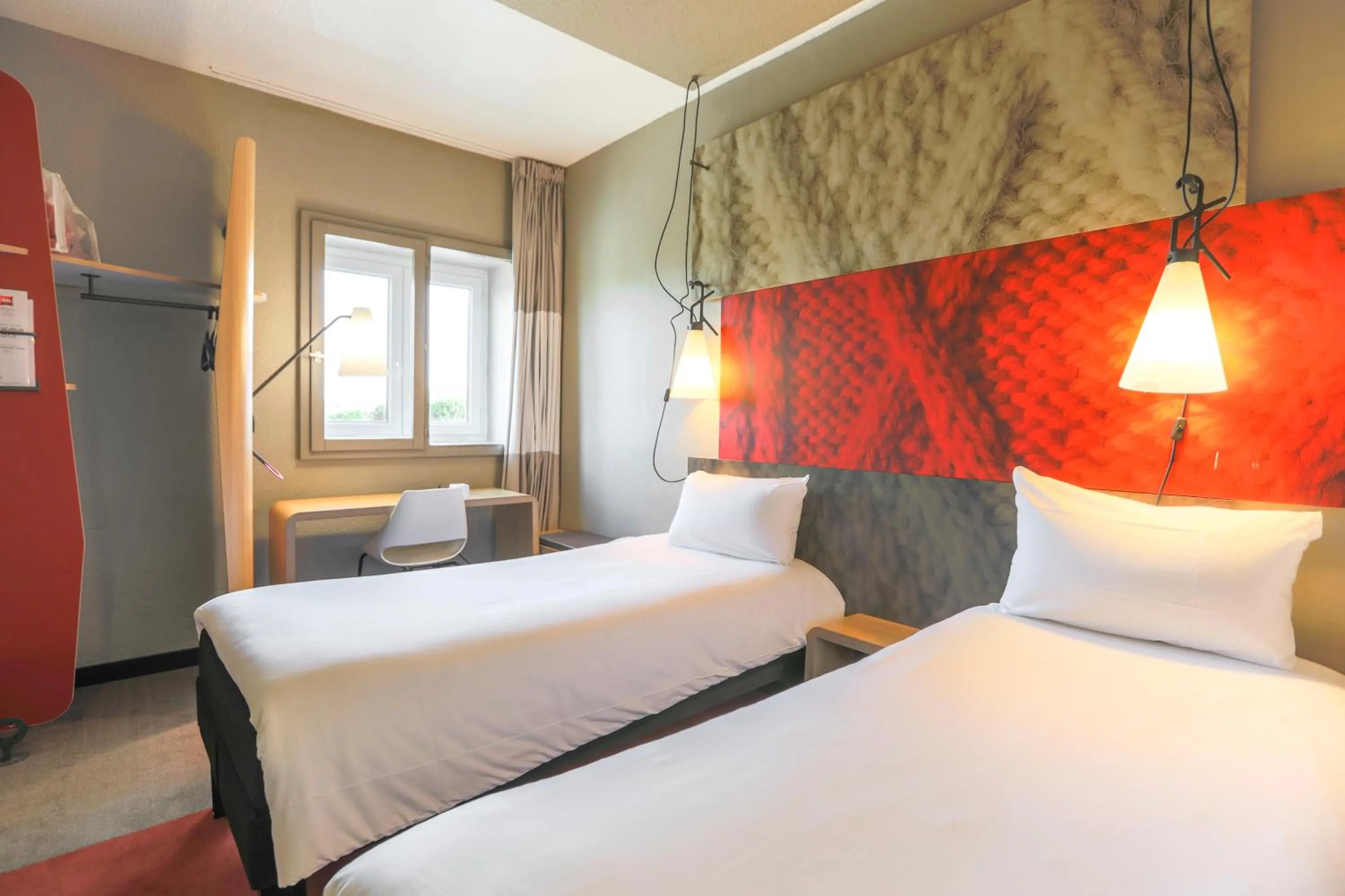 Bedroom, Bed in Ibis Saint Étienne - La Terrasse