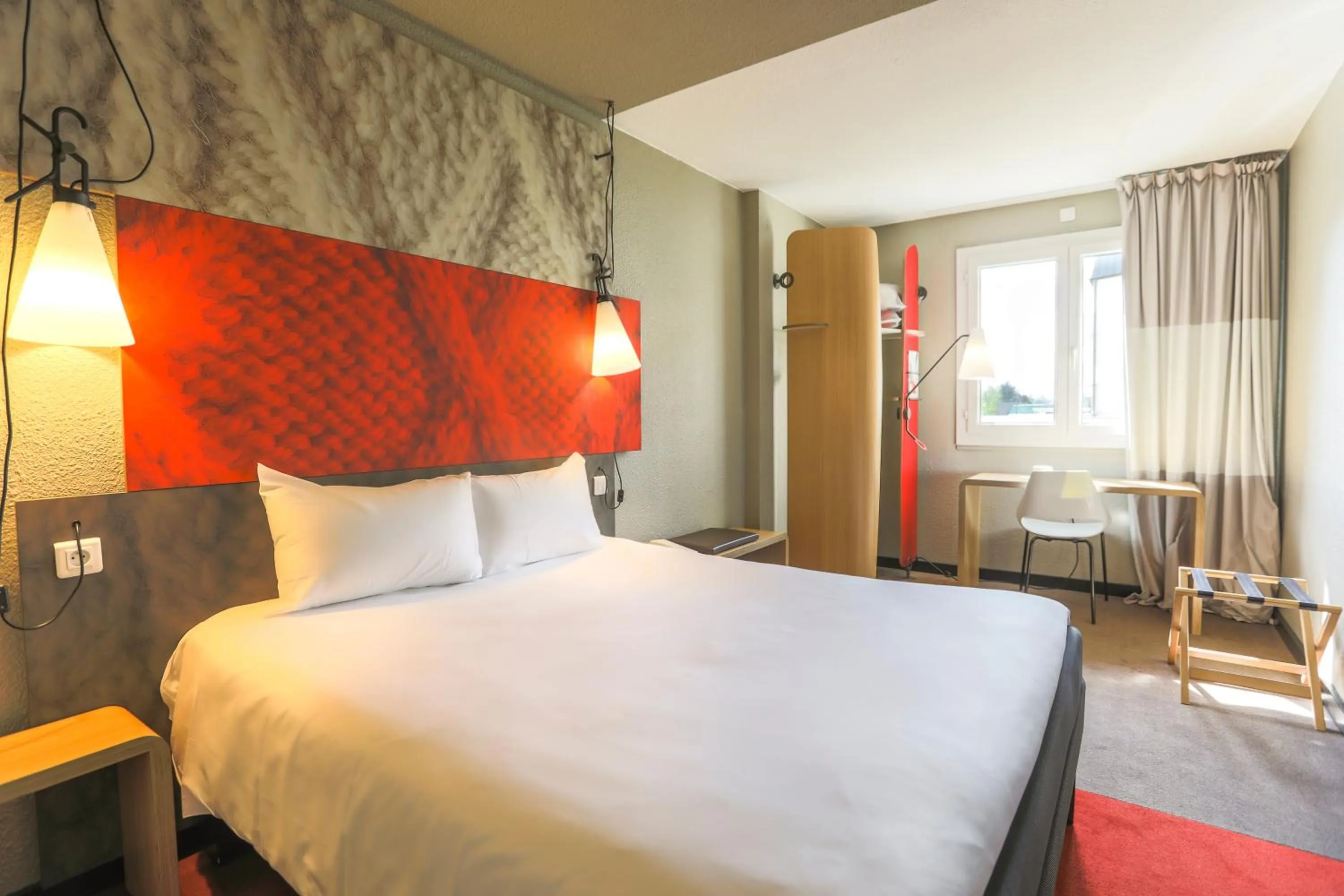 Bedroom, Bed in Ibis Saint Étienne - La Terrasse