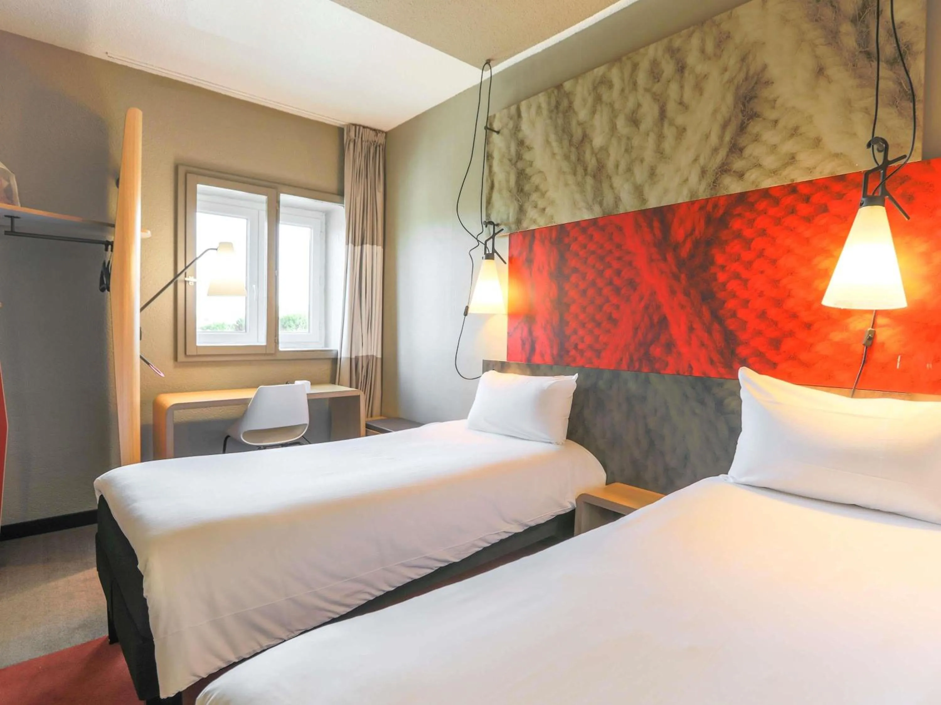 Bedroom, Bed in Ibis Saint Étienne - La Terrasse