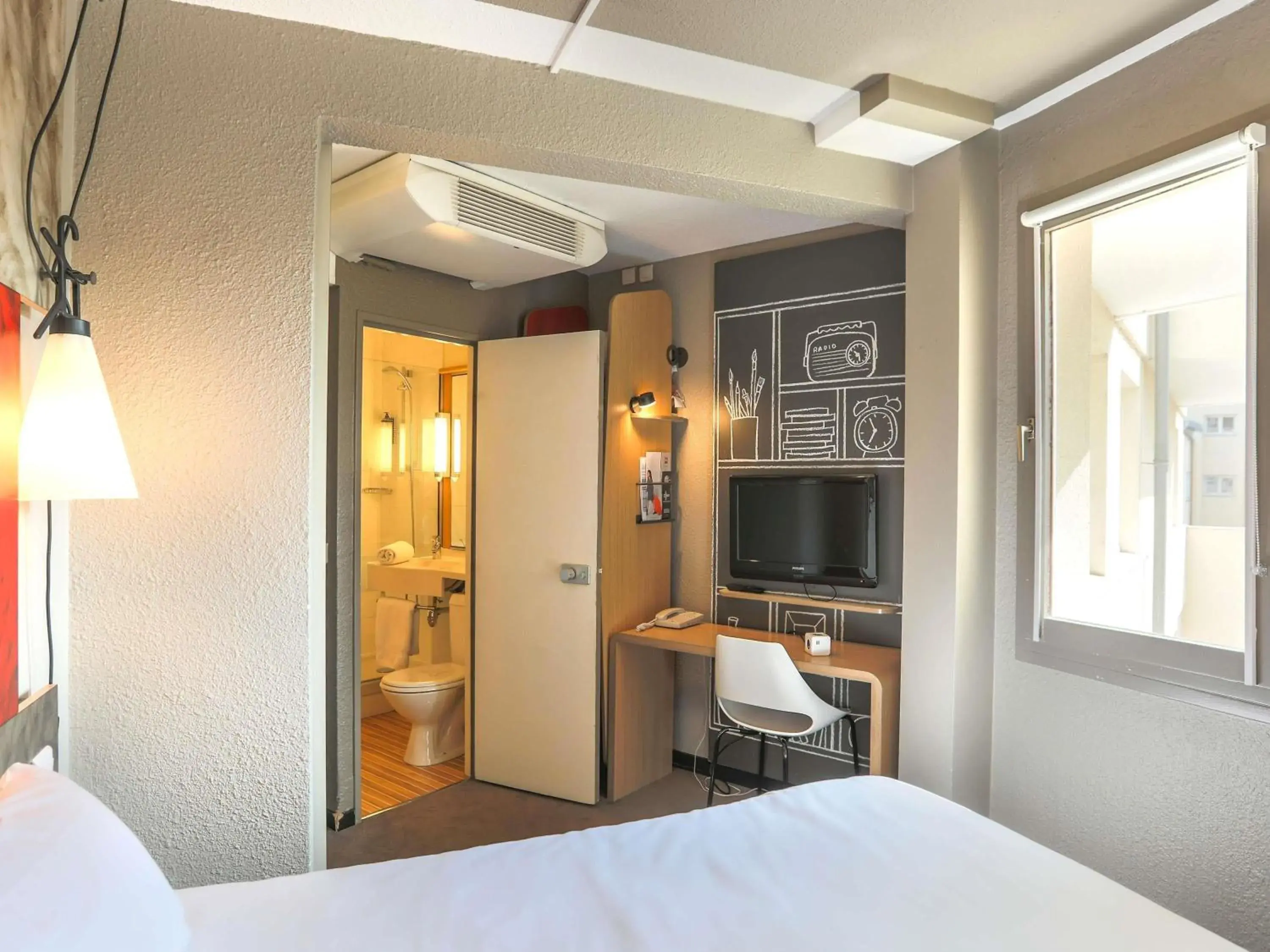 Property building, Bed in Ibis Saint Étienne - La Terrasse Property building, Bed in Ibis Saint Étienne - La Terrasse