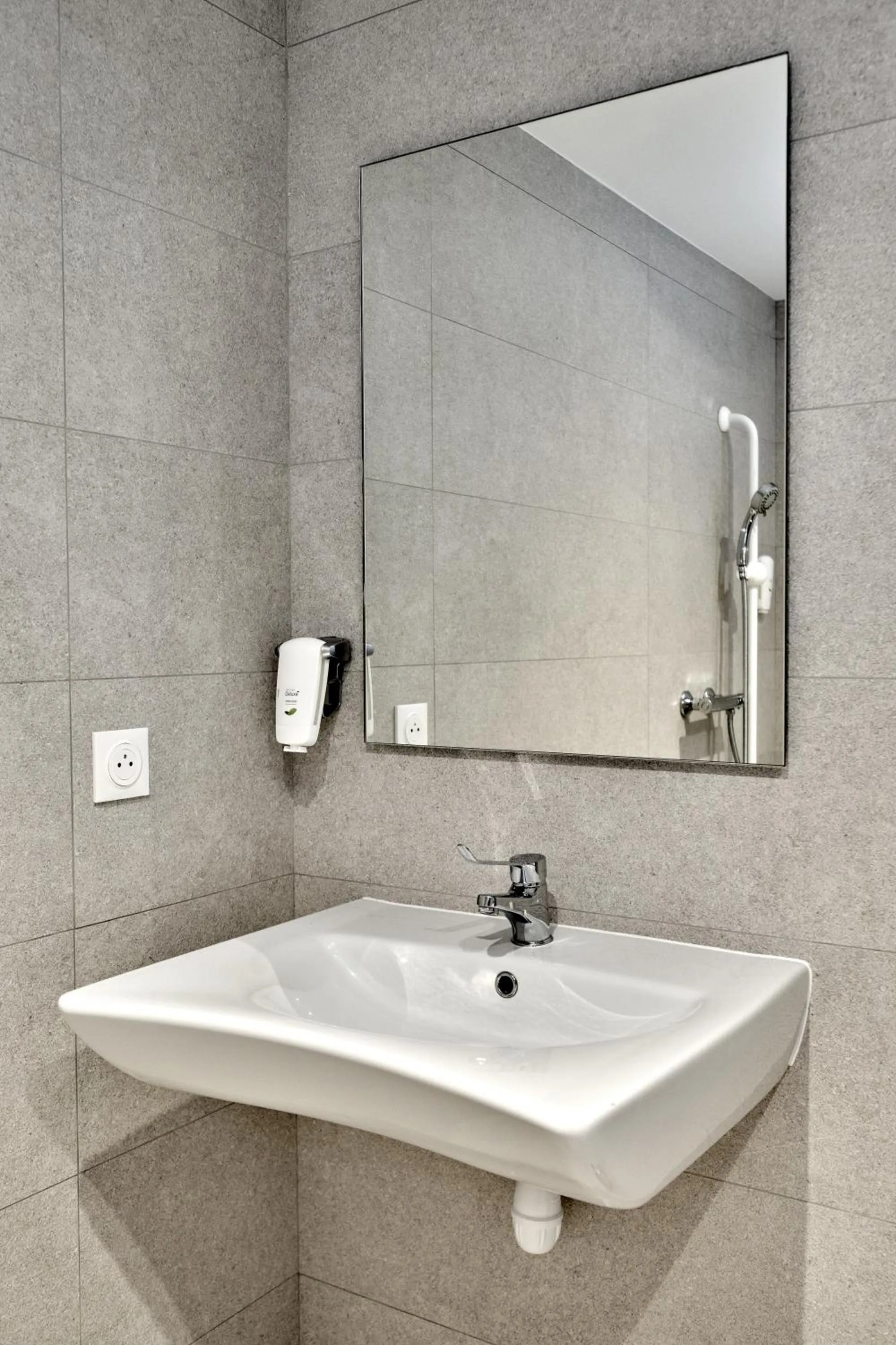 Bathroom in Kyriad Direct Moulins Sud - Yzeure