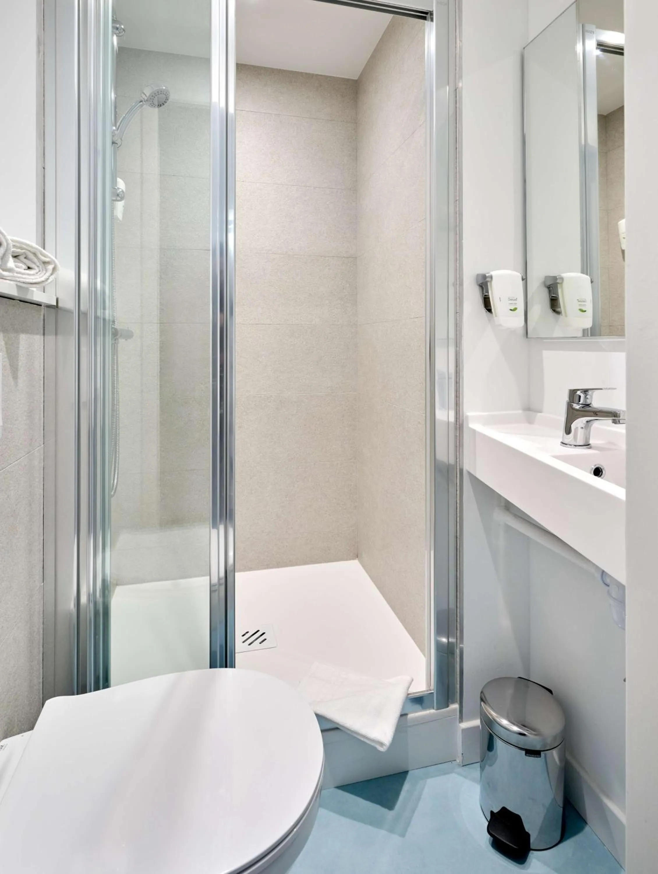 Bathroom in Kyriad Direct Moulins Sud - Yzeure