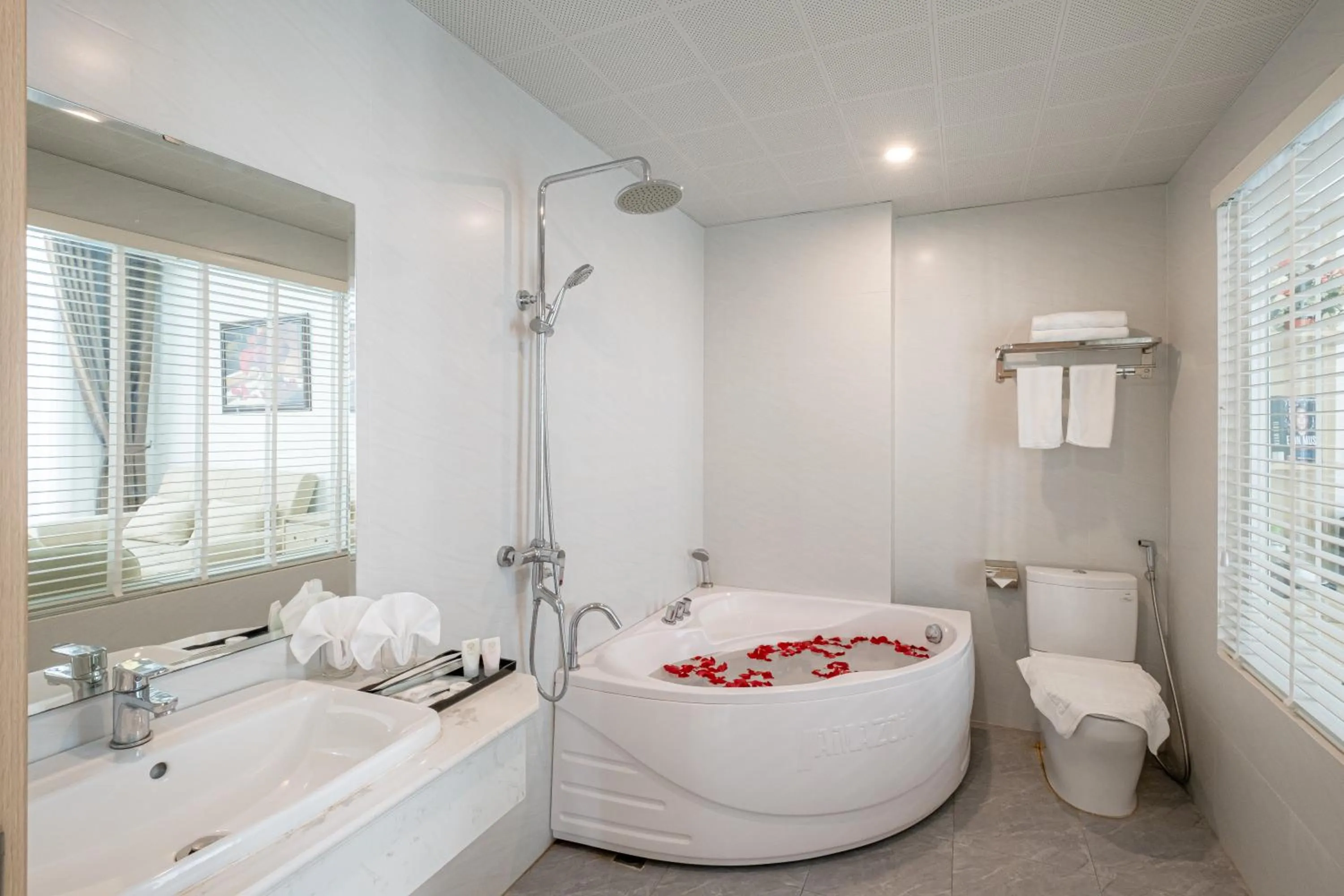 Shower in LINK HOTEL Ha Long