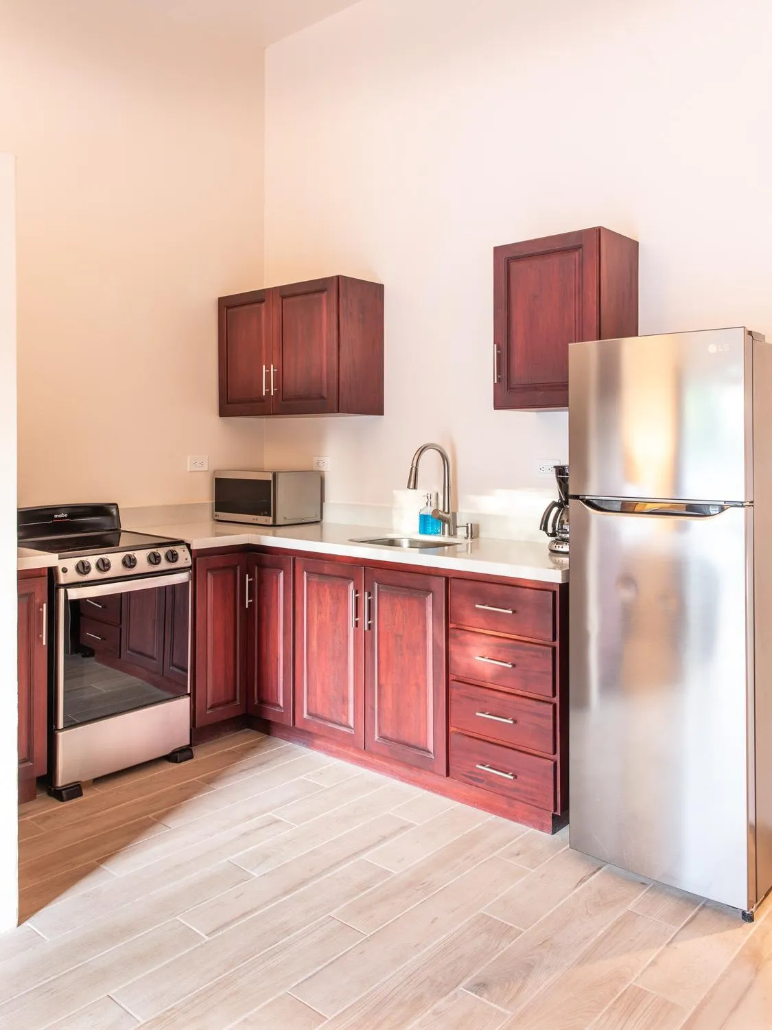 Kitchen or kitchenette in Palm Beach Inn