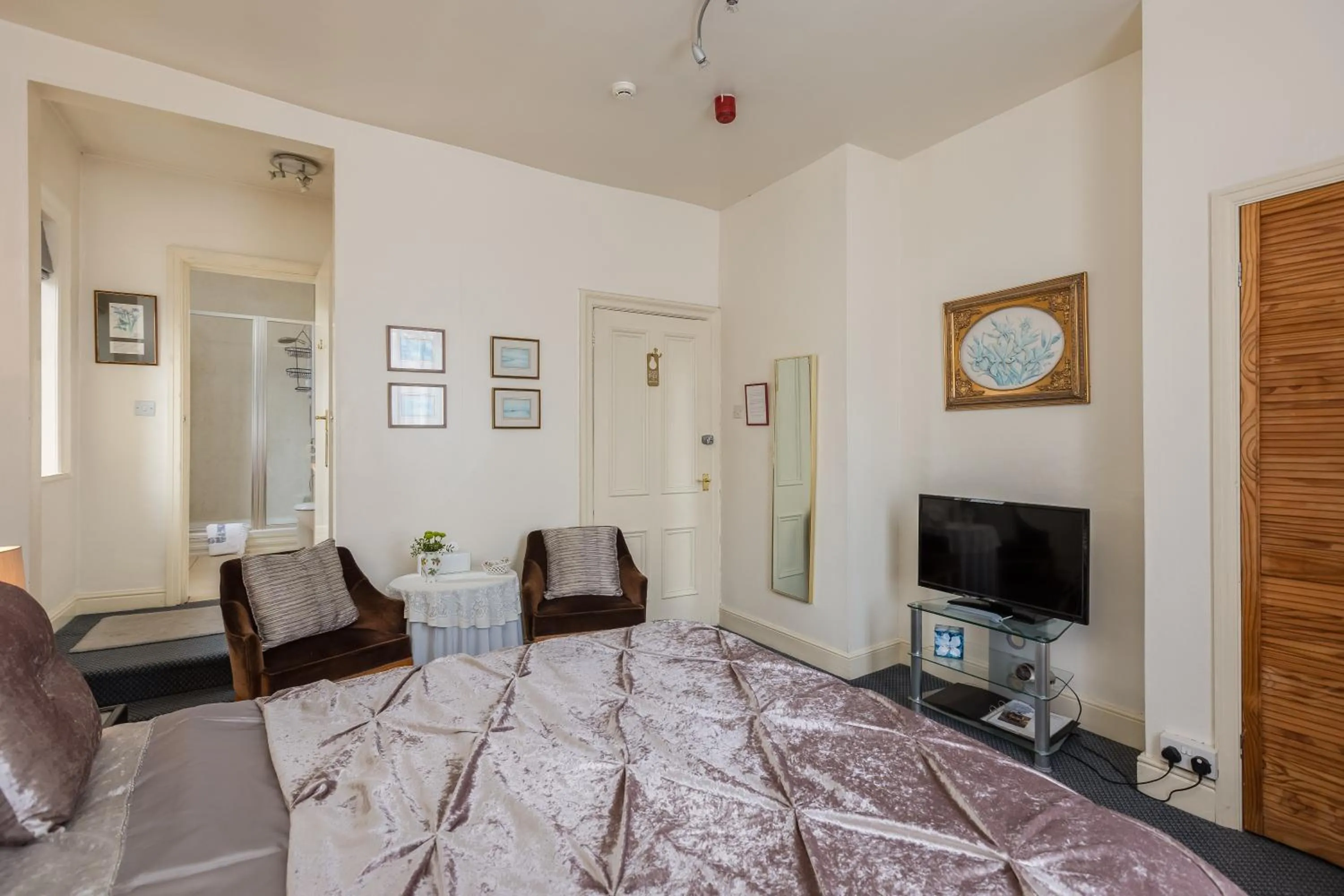 Bedroom, Bed in Crossways