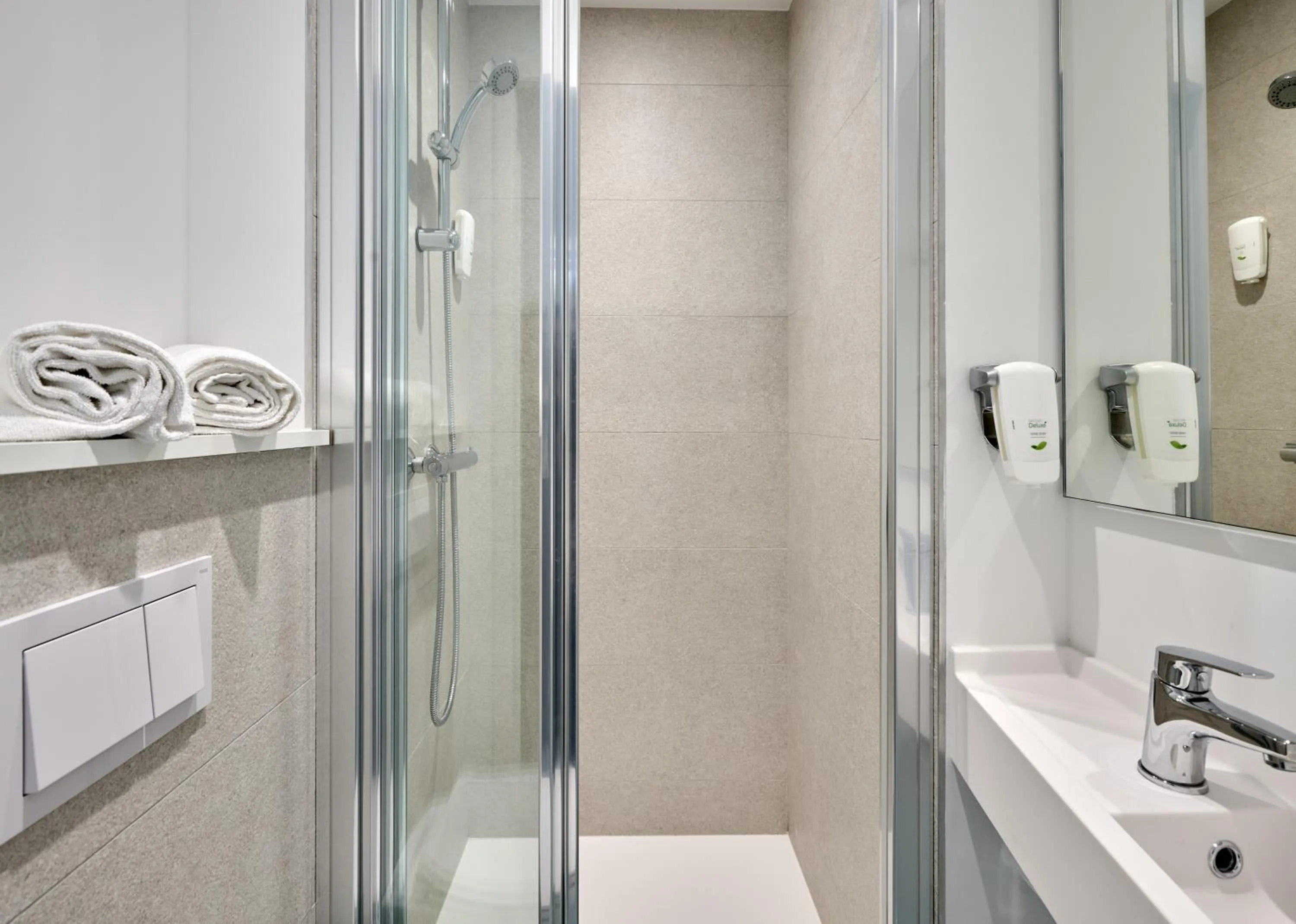 Bathroom in Kyriad Direct Narbonne Sud