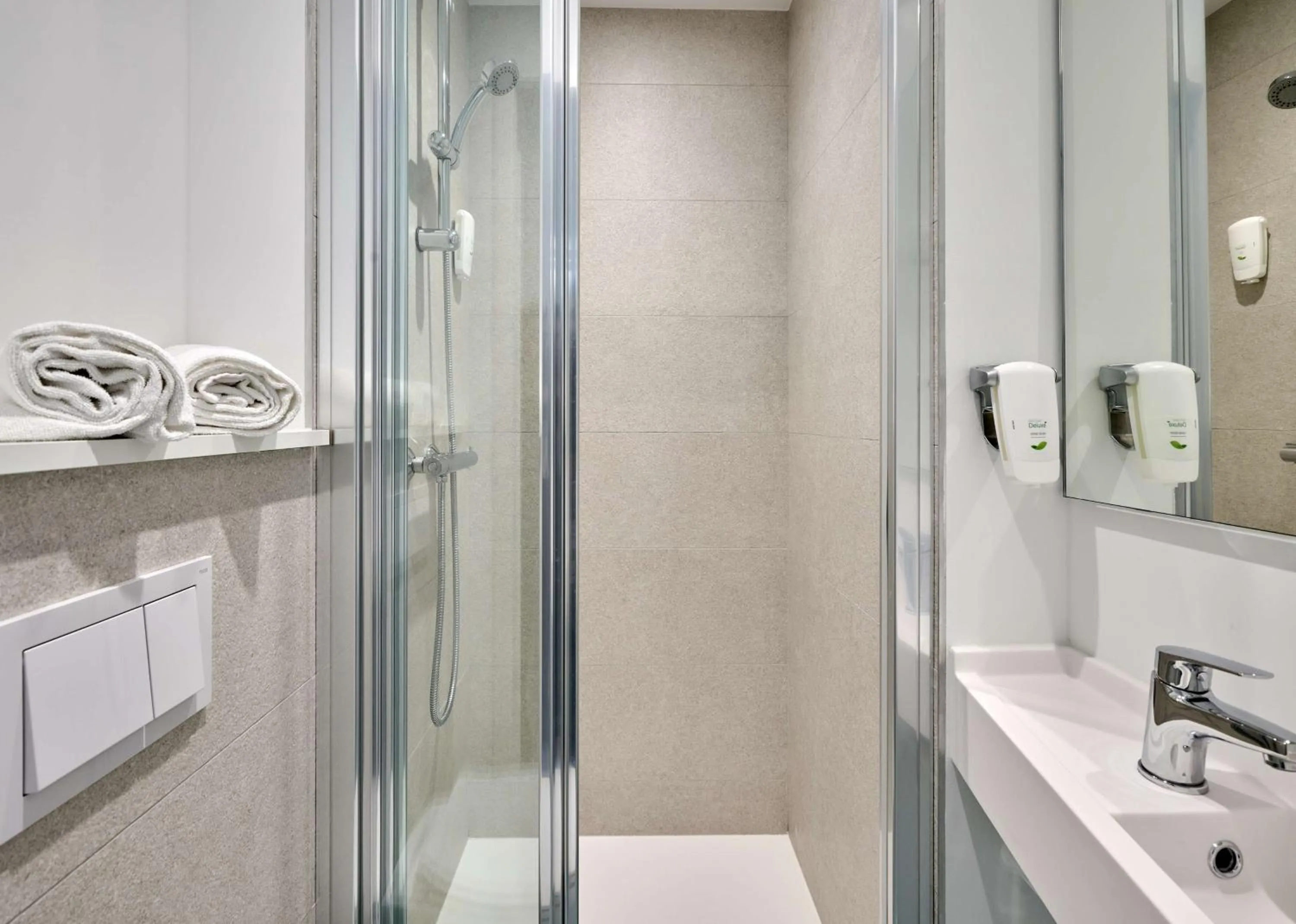 Bathroom in Kyriad Direct Narbonne Sud