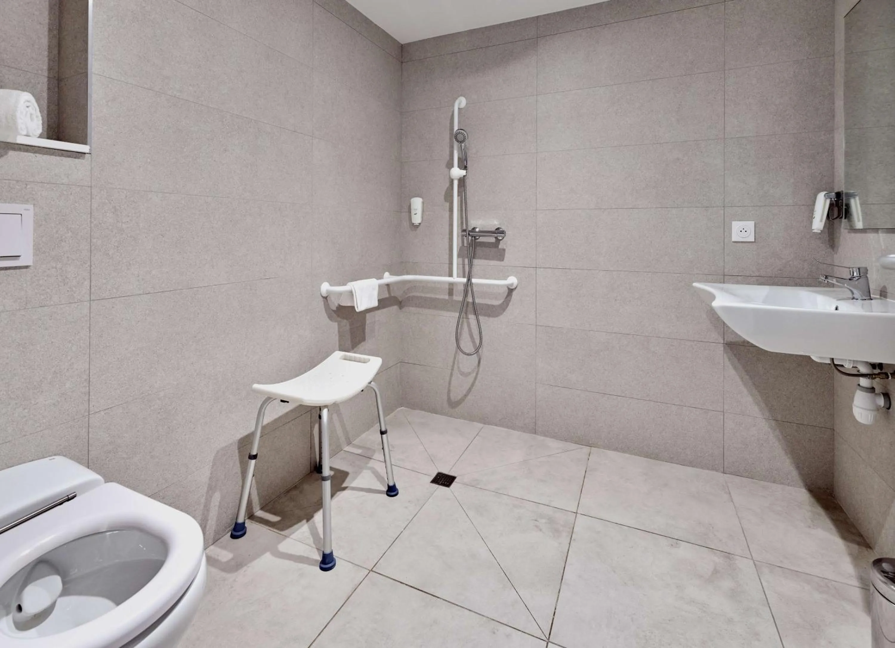 Bathroom in Kyriad Direct Narbonne Sud