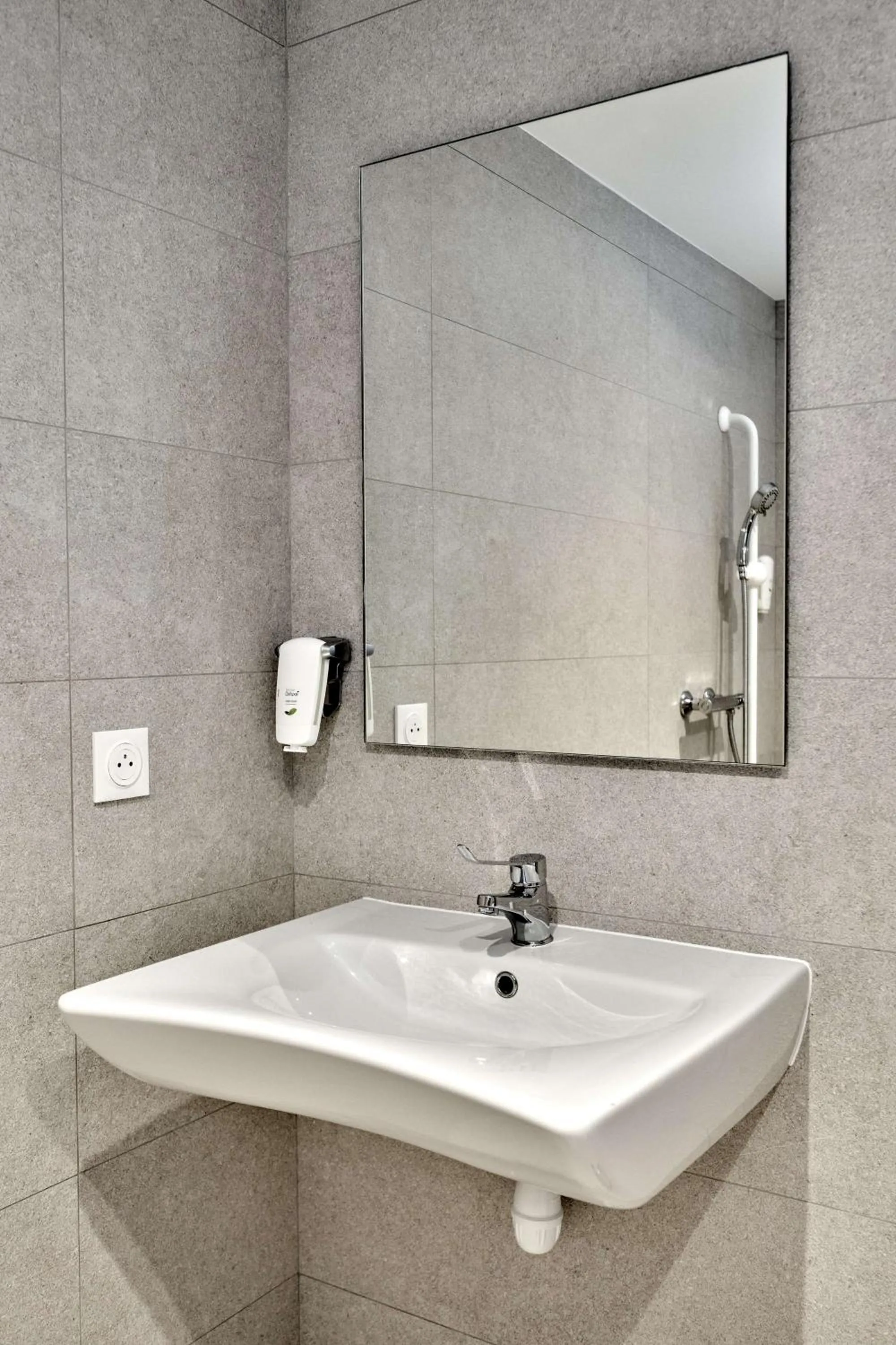 Bathroom in Kyriad Direct Narbonne Sud