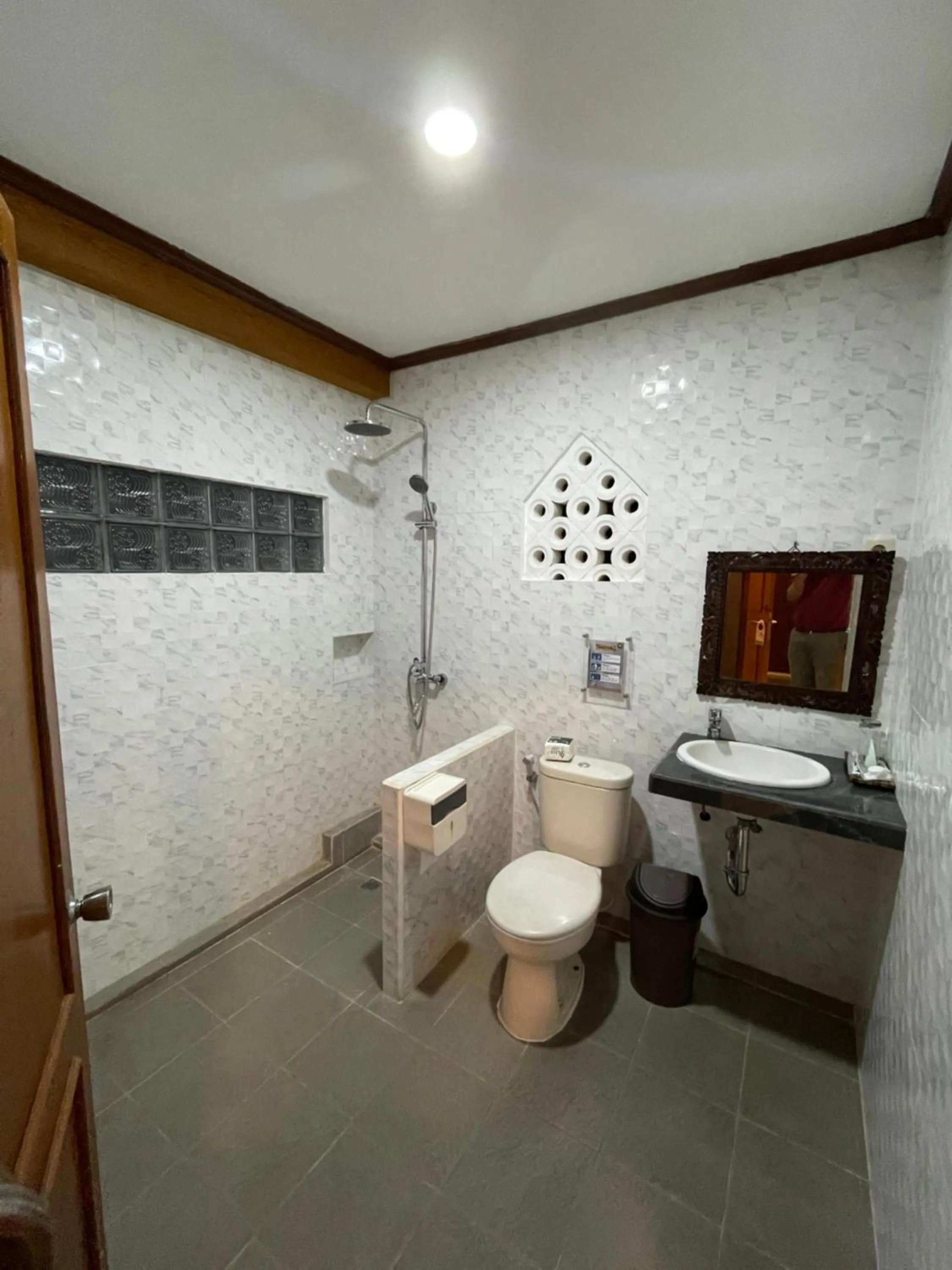 Bathroom in Kusnadi Hotel