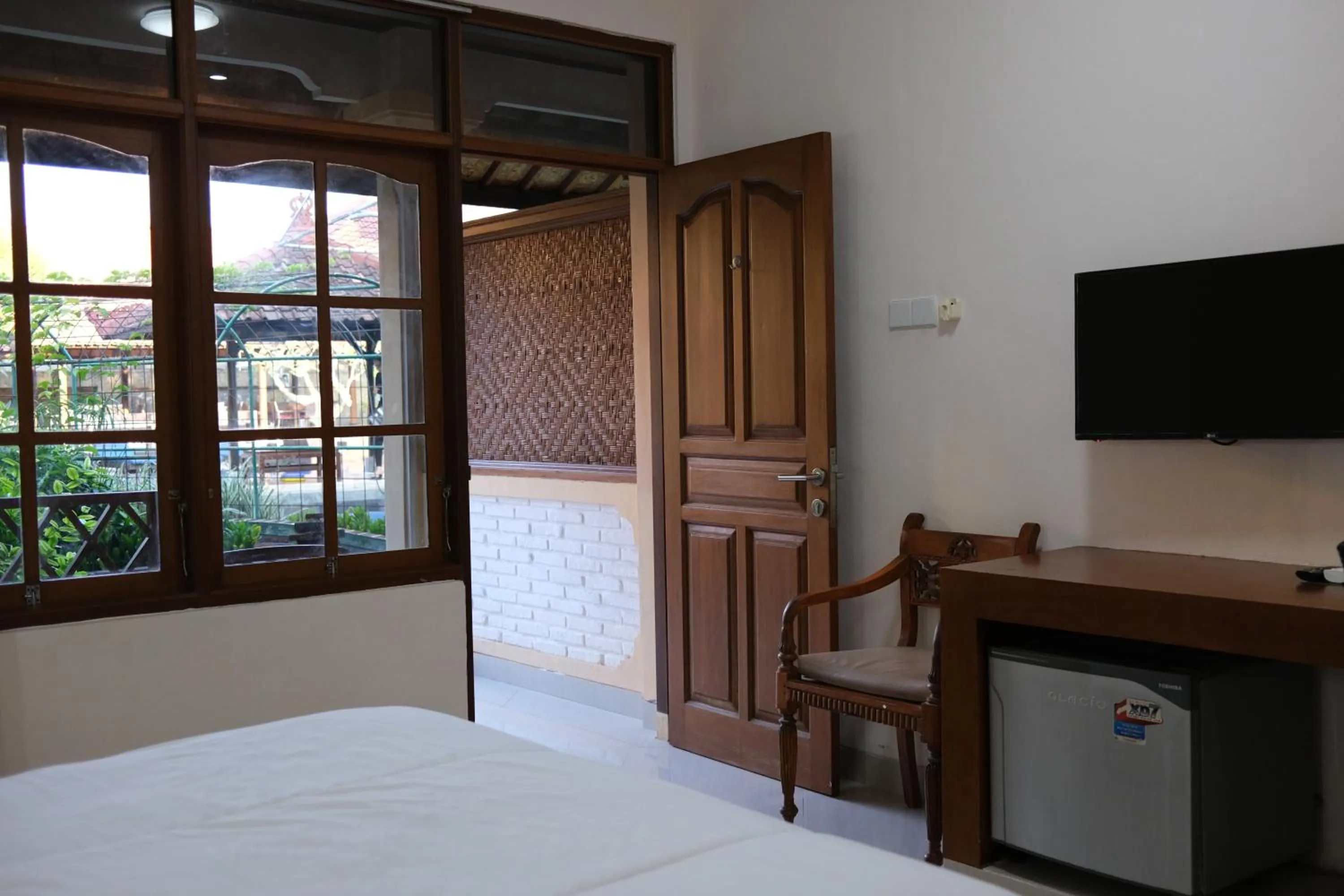 Photo of the whole room, Bed in Fat Yogi Cottages