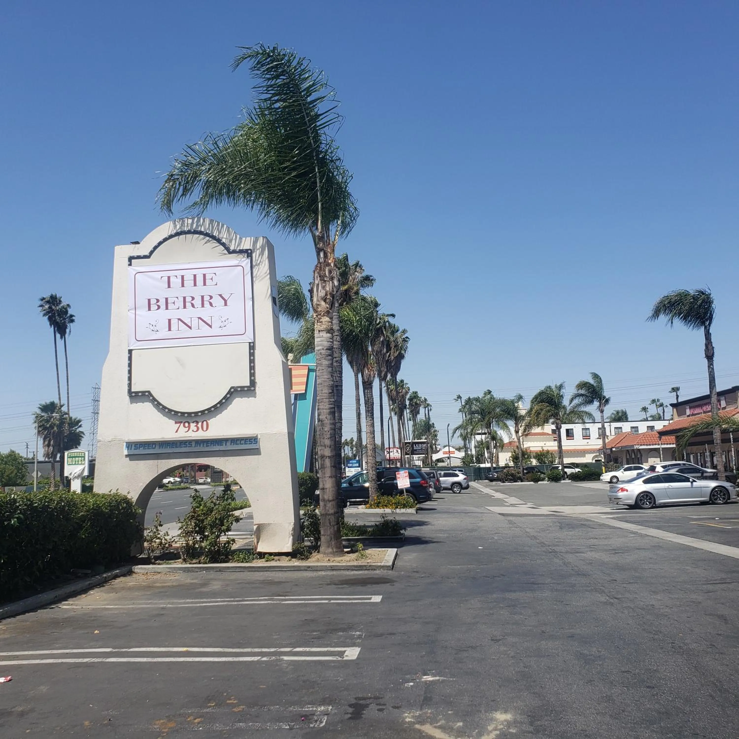 Logo/Certificate/Sign in THE BERRY INN