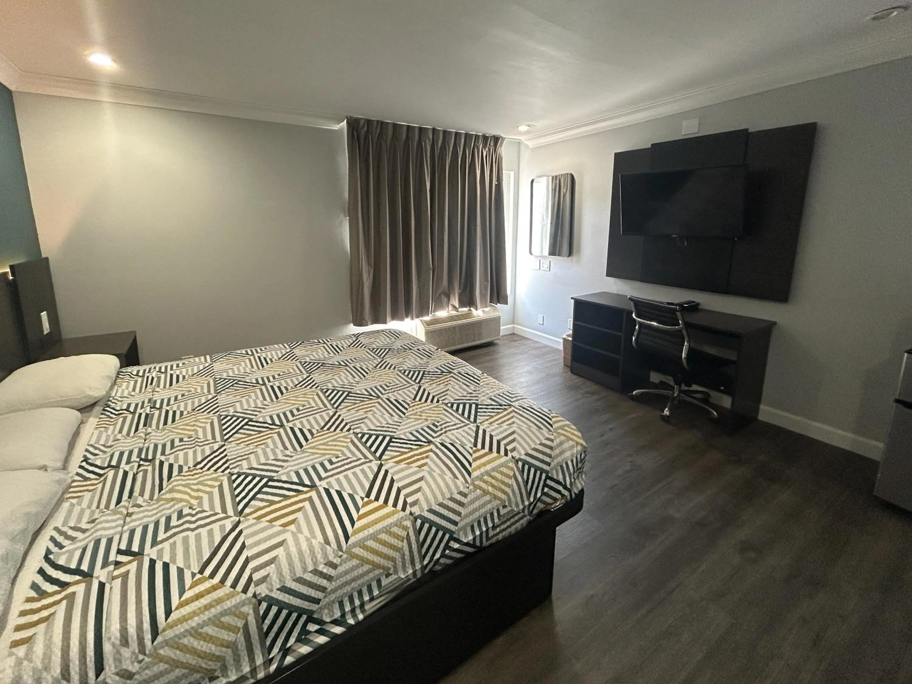 Photo of the whole room, Bed in Motel 6 Buena Park, CA Anaheim Near Maingate Knotts