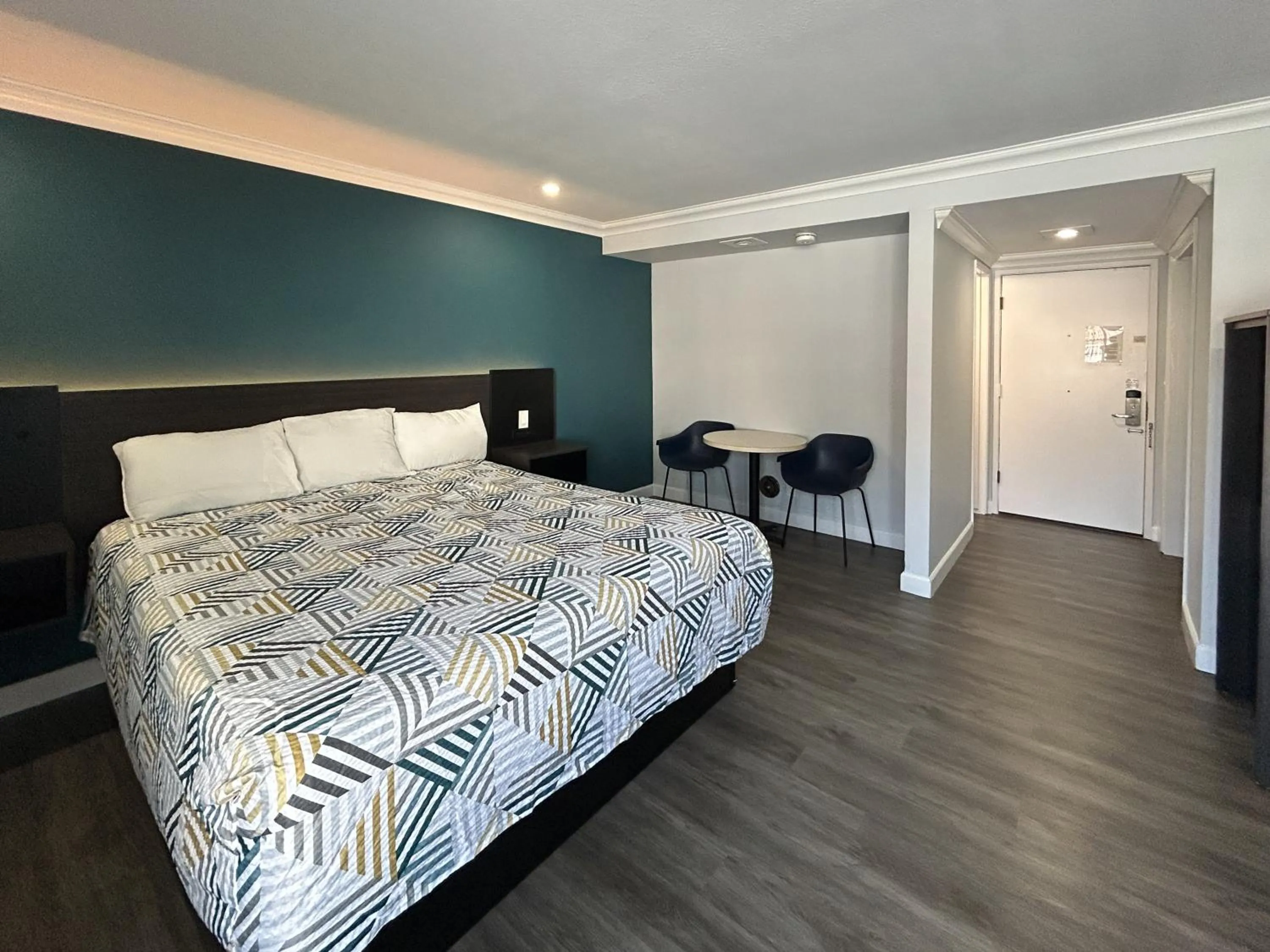 Photo of the whole room, Bed in Motel 6 Buena Park, CA Anaheim Near Maingate Knotts