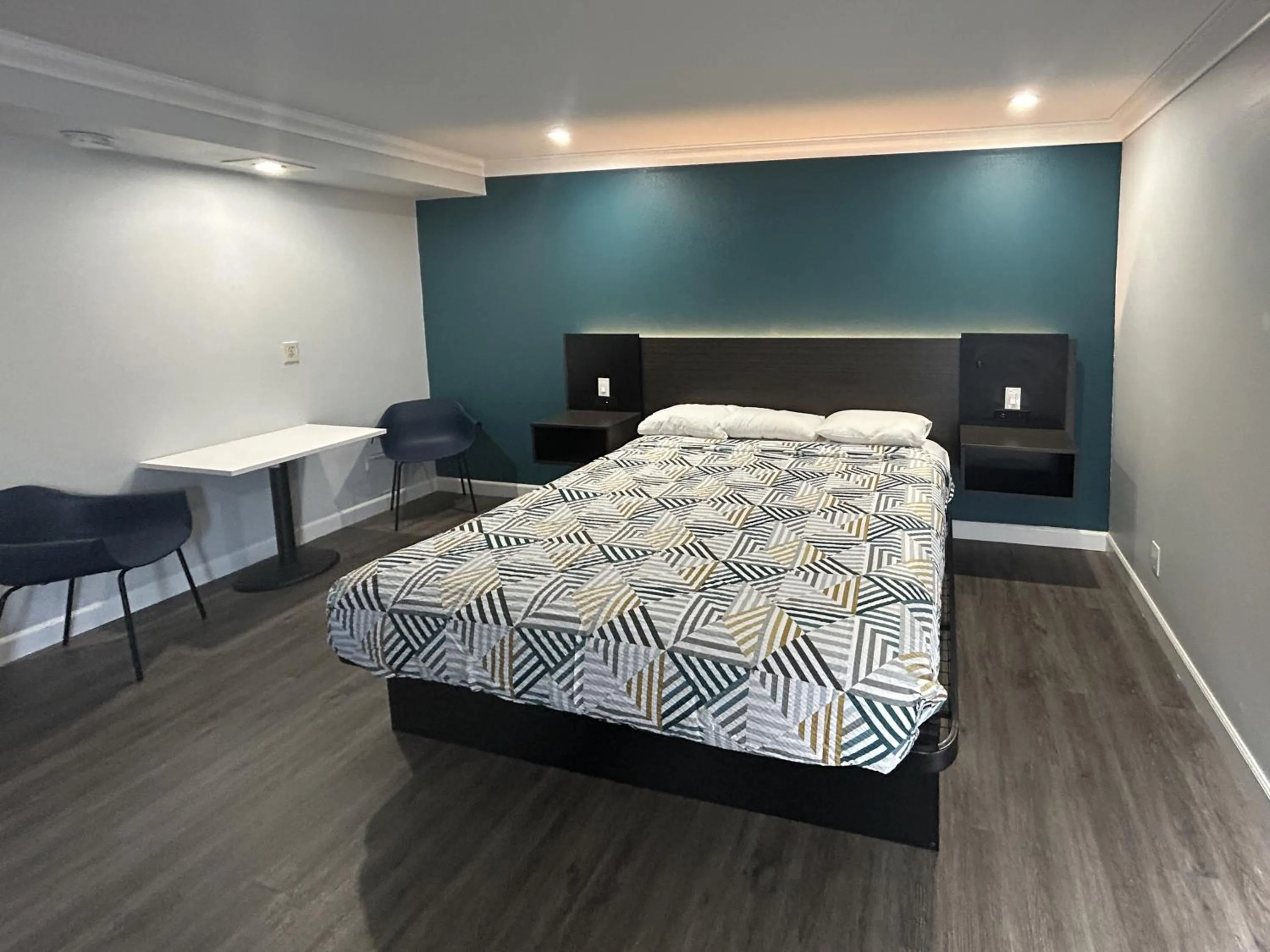 Bedroom, Bed in Motel 6 Buena Park, CA Anaheim Near Maingate Knotts