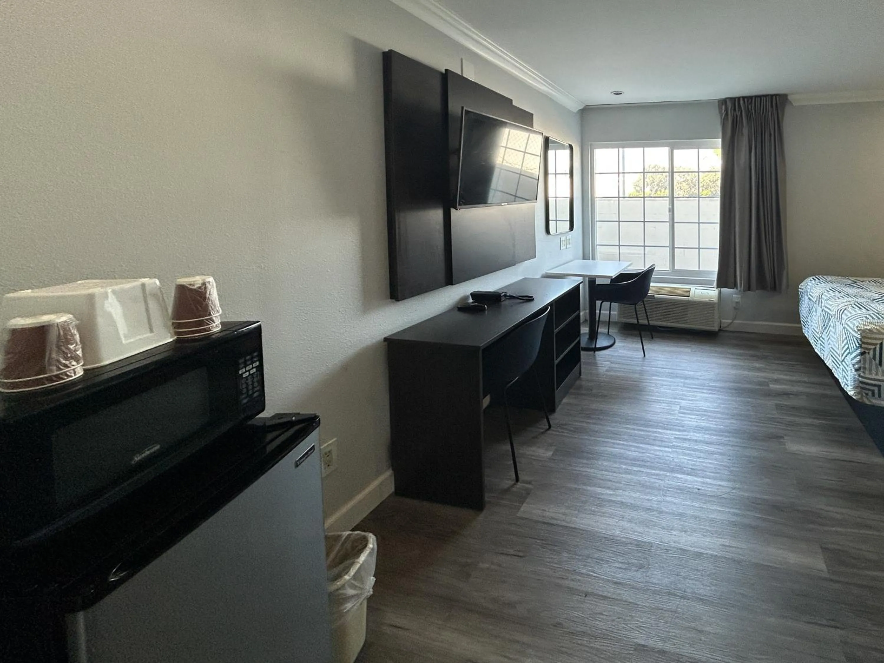 Photo of the whole room, Bed in Motel 6 Buena Park, CA Anaheim Near Maingate Knotts