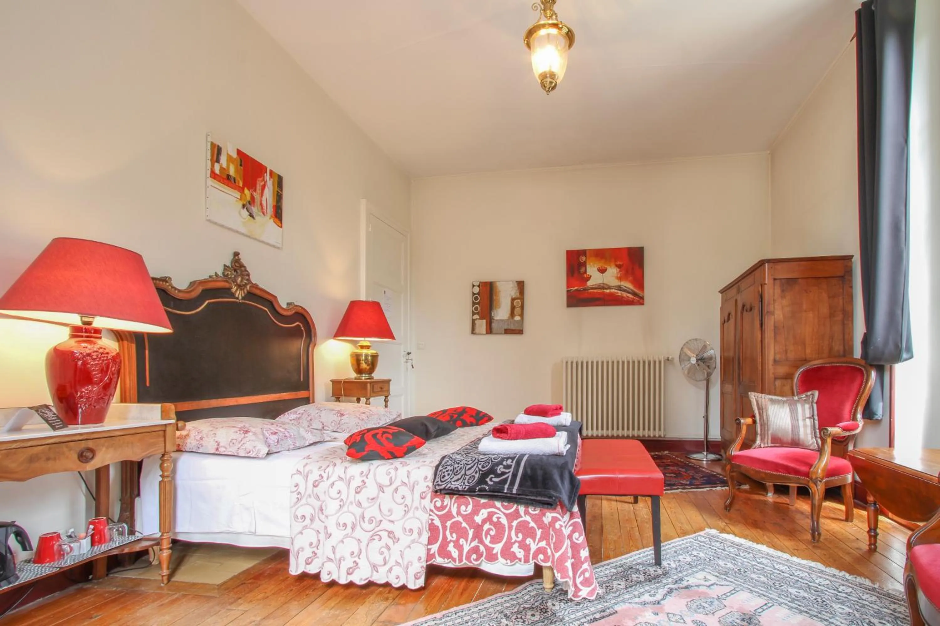 Photo of the whole room in Manoir des Turets