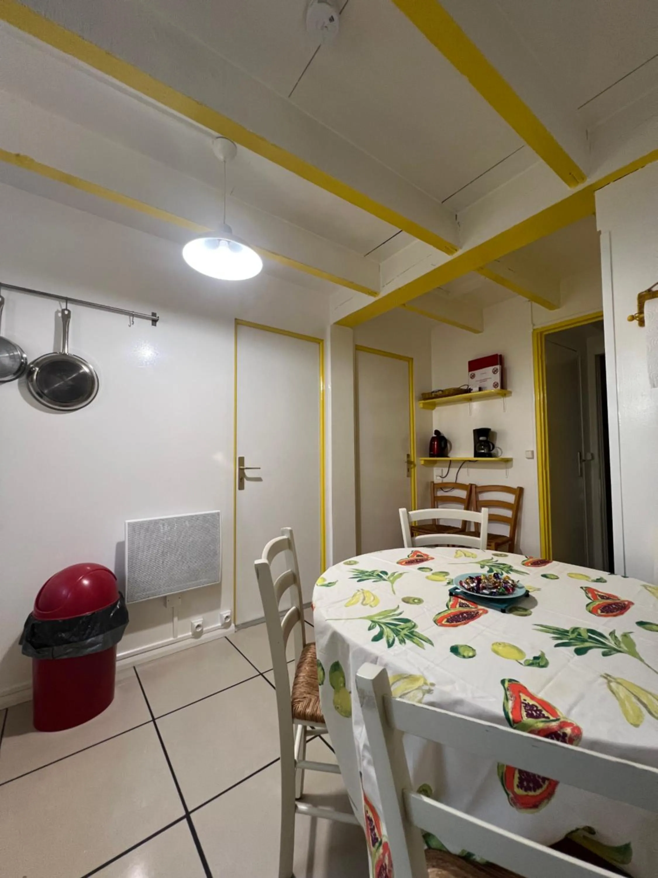 Communal kitchen, Bed in Villa le 180 cinq
