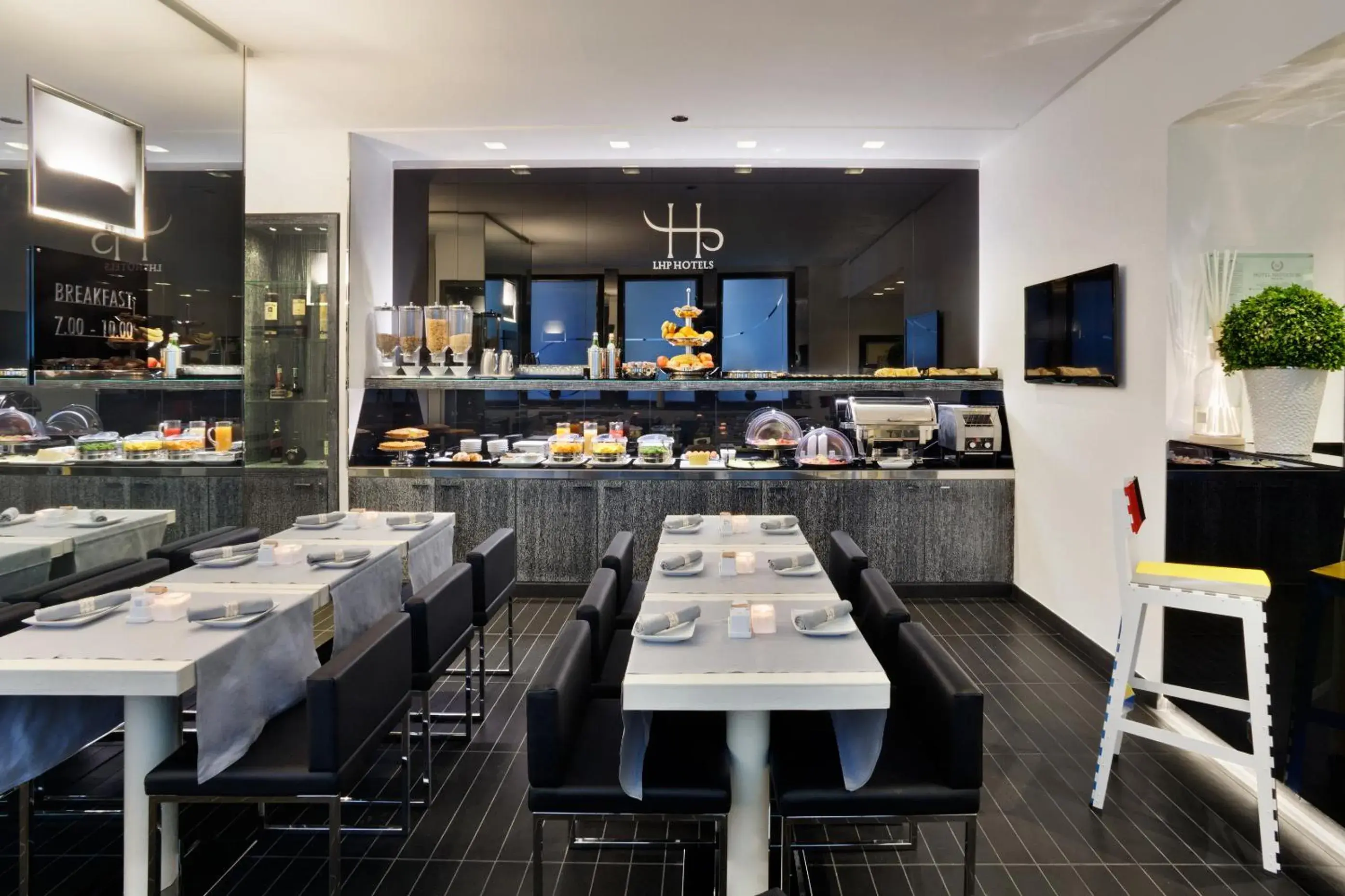 Restaurant/places to eat in LHP Hotel Napoleon Restaurant/places to eat in LHP Hotel Napoleon