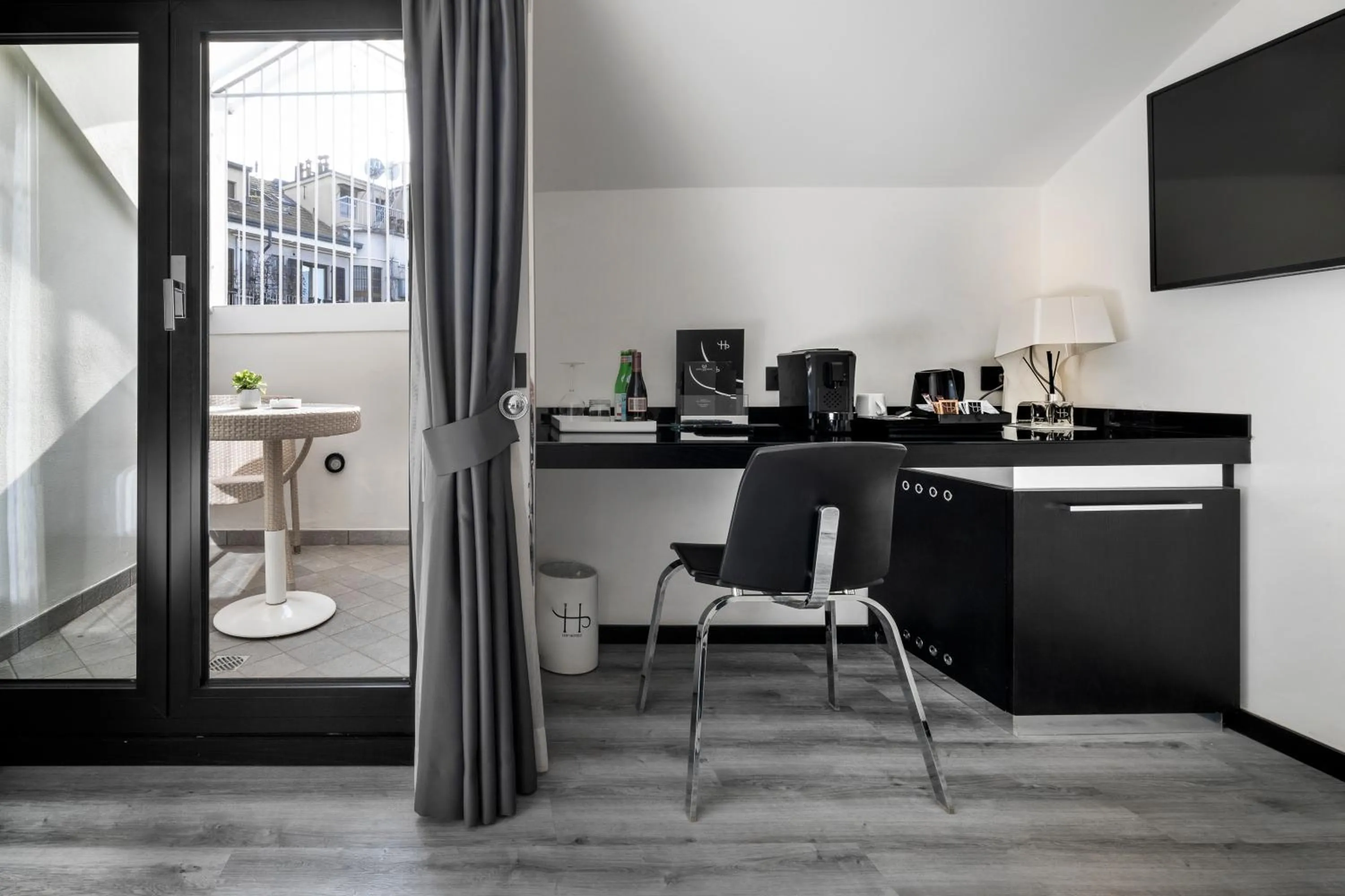 Patio in LHP Hotel Napoleon