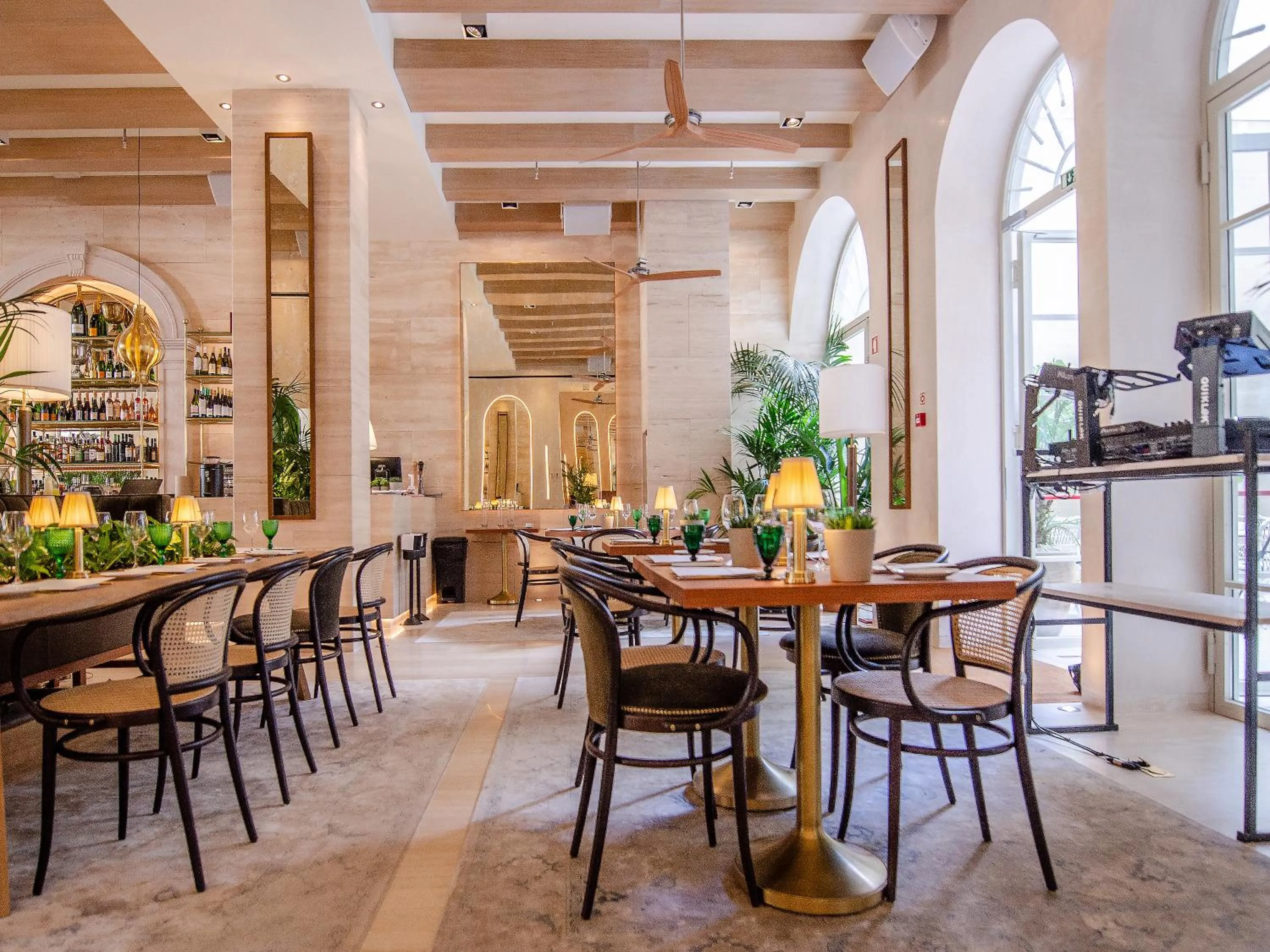 Restaurant/places to eat in Browns Avenue Hotel