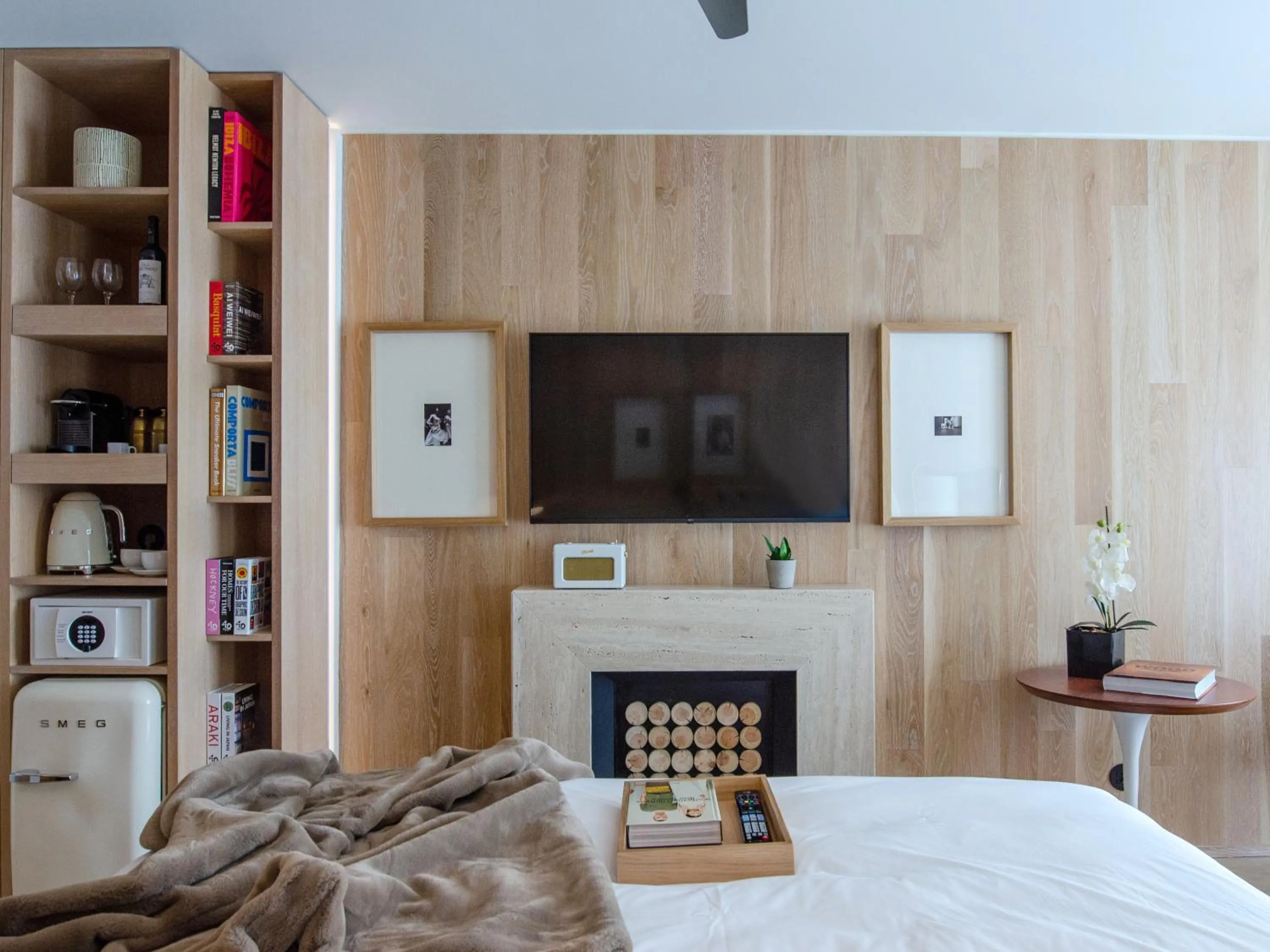 TV and multimedia, Bed in Browns Avenue Hotel