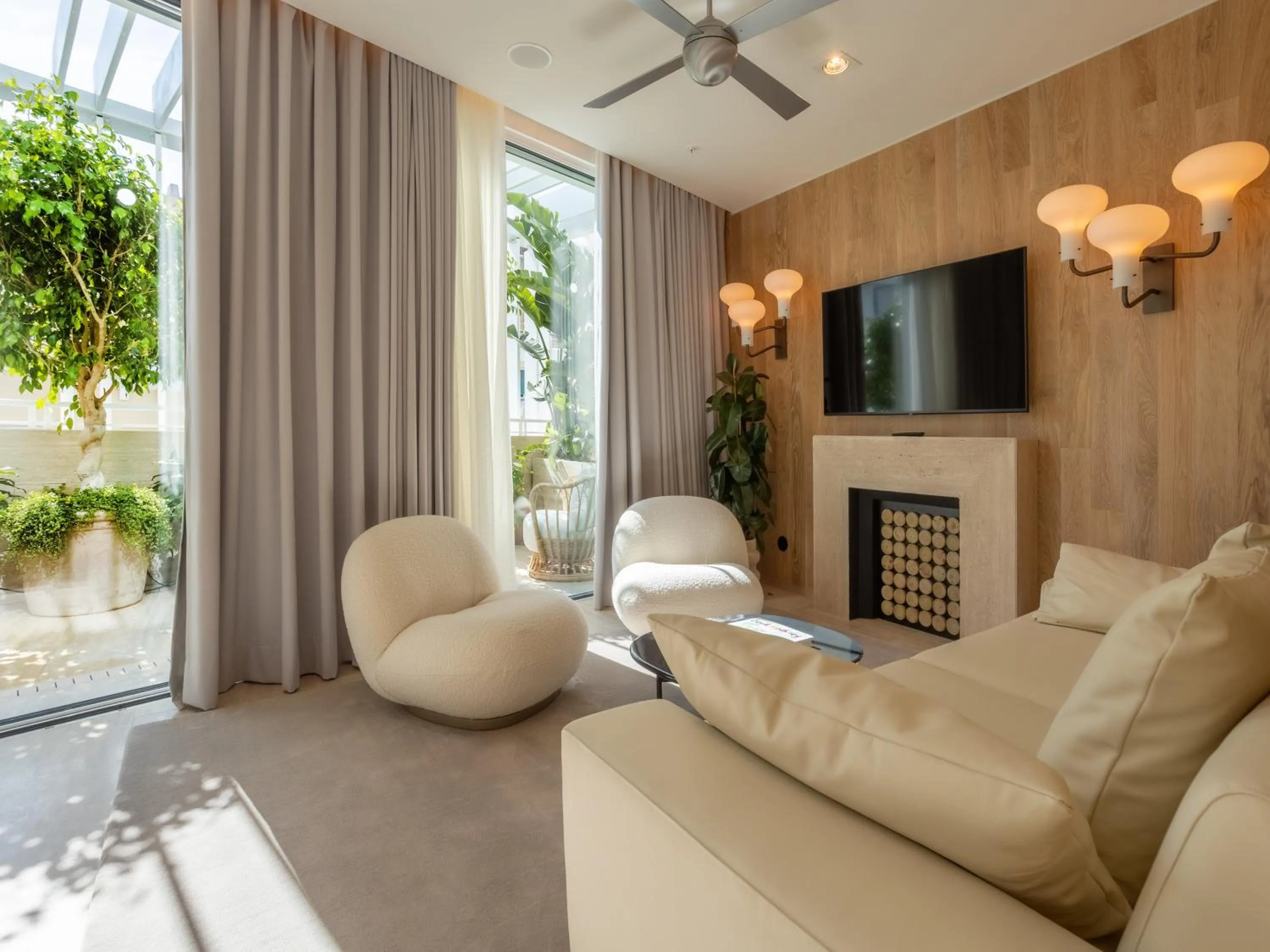 Living room in Browns Avenue Hotel