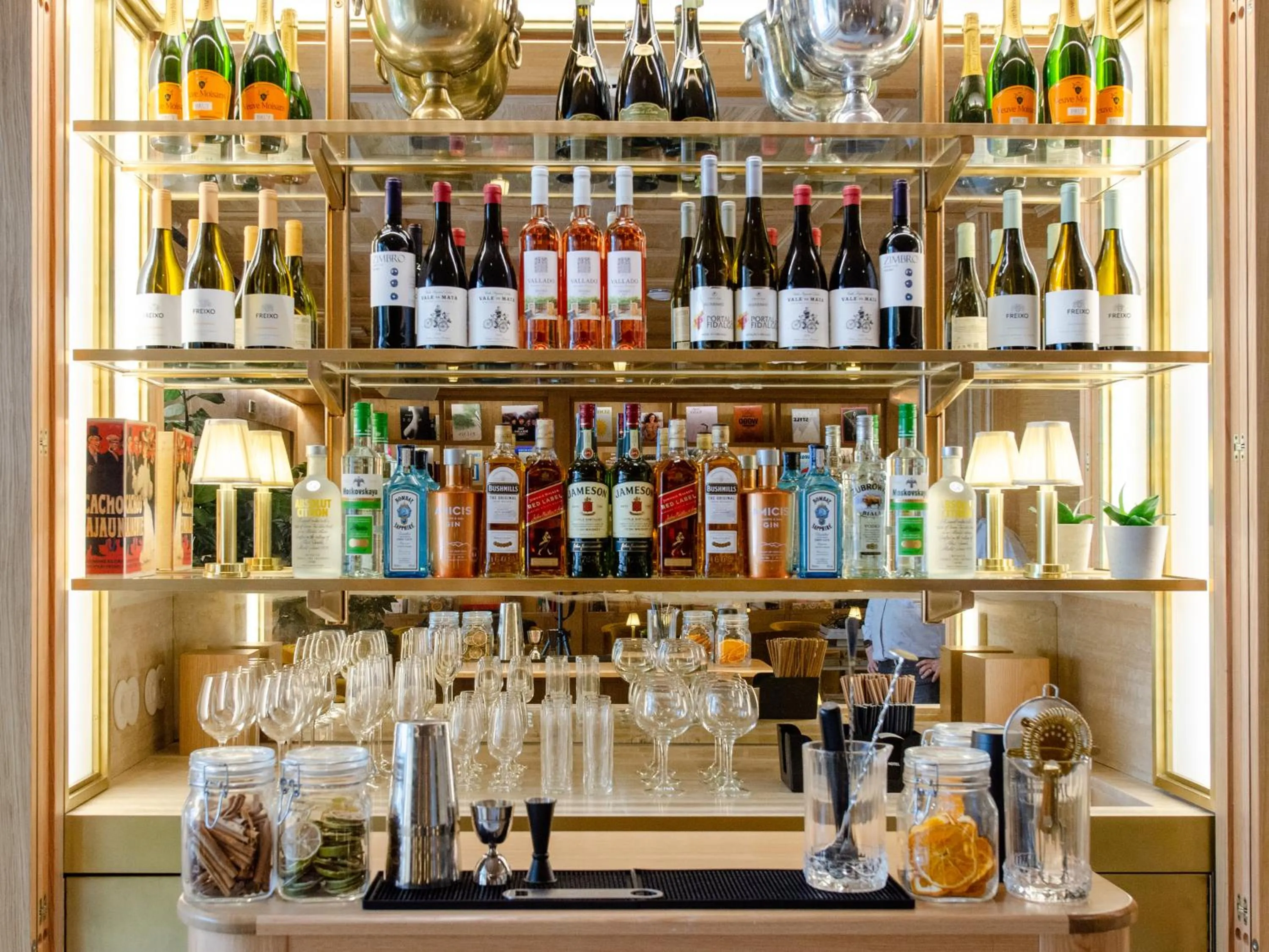 Restaurant/places to eat in Browns Avenue Hotel