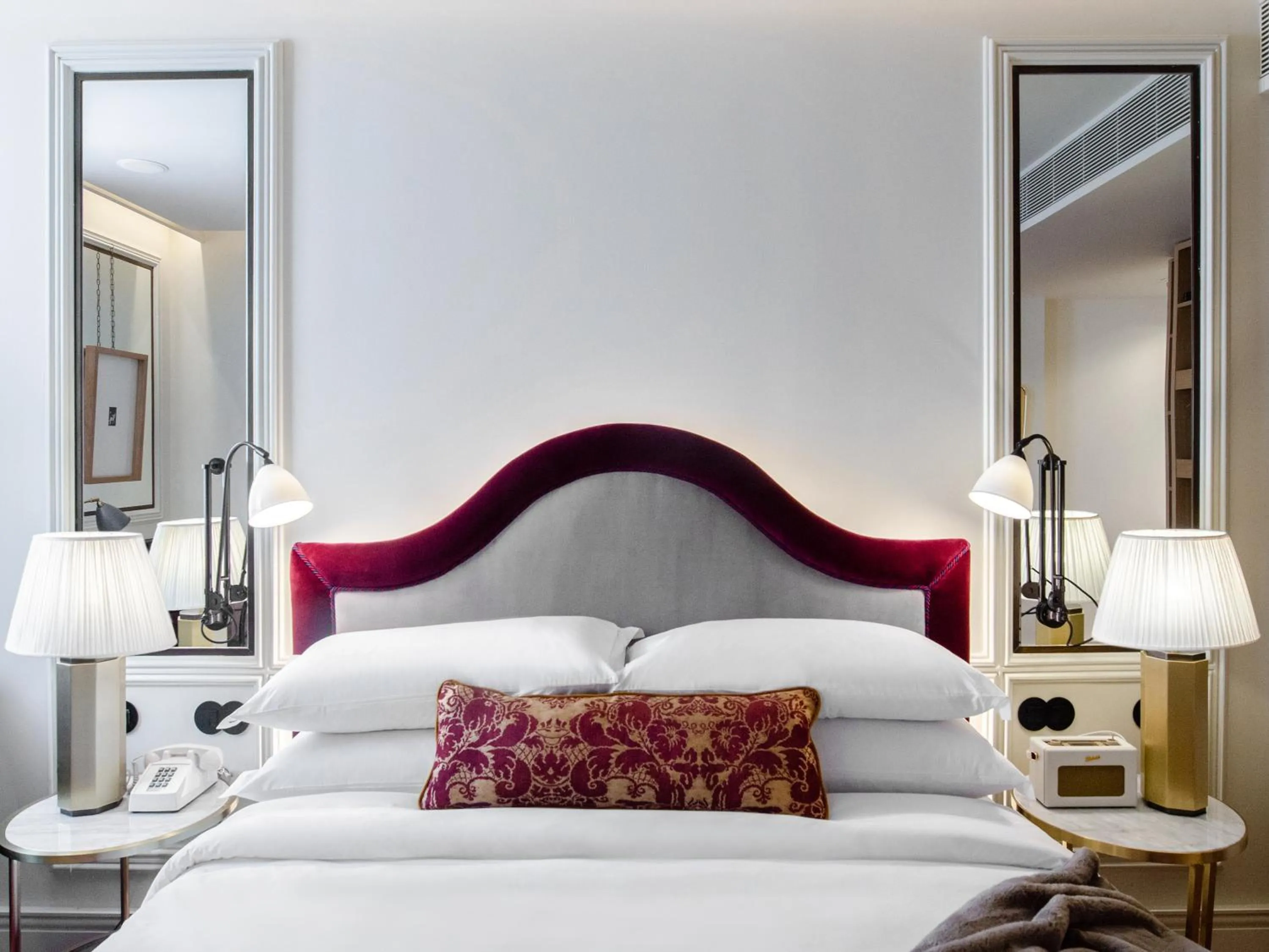 Photo of the whole room, Bed in Browns Avenue Hotel