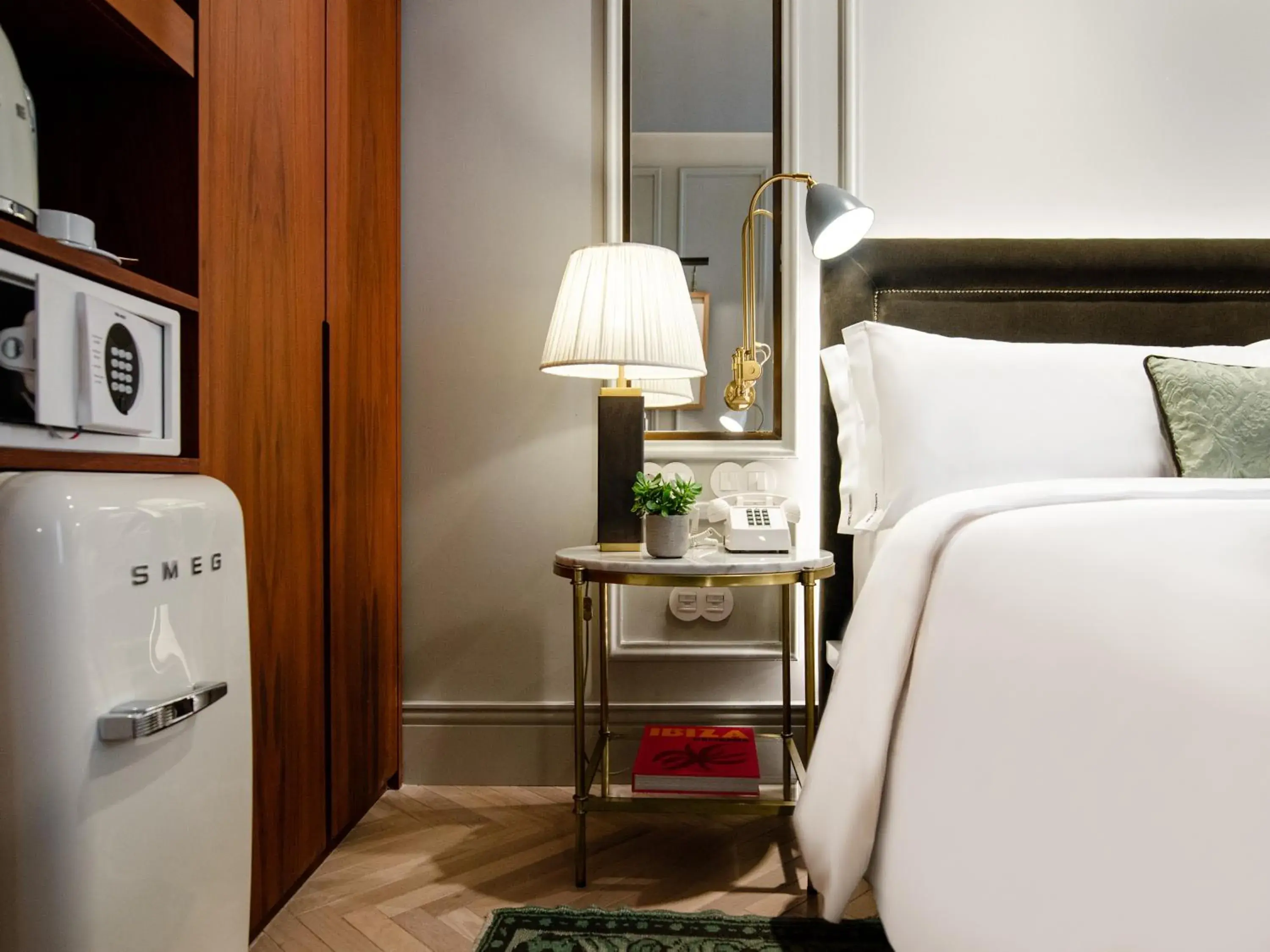 Historical Superior Room in Browns Avenue Hotel Historical Superior Room in Browns Avenue Hotel