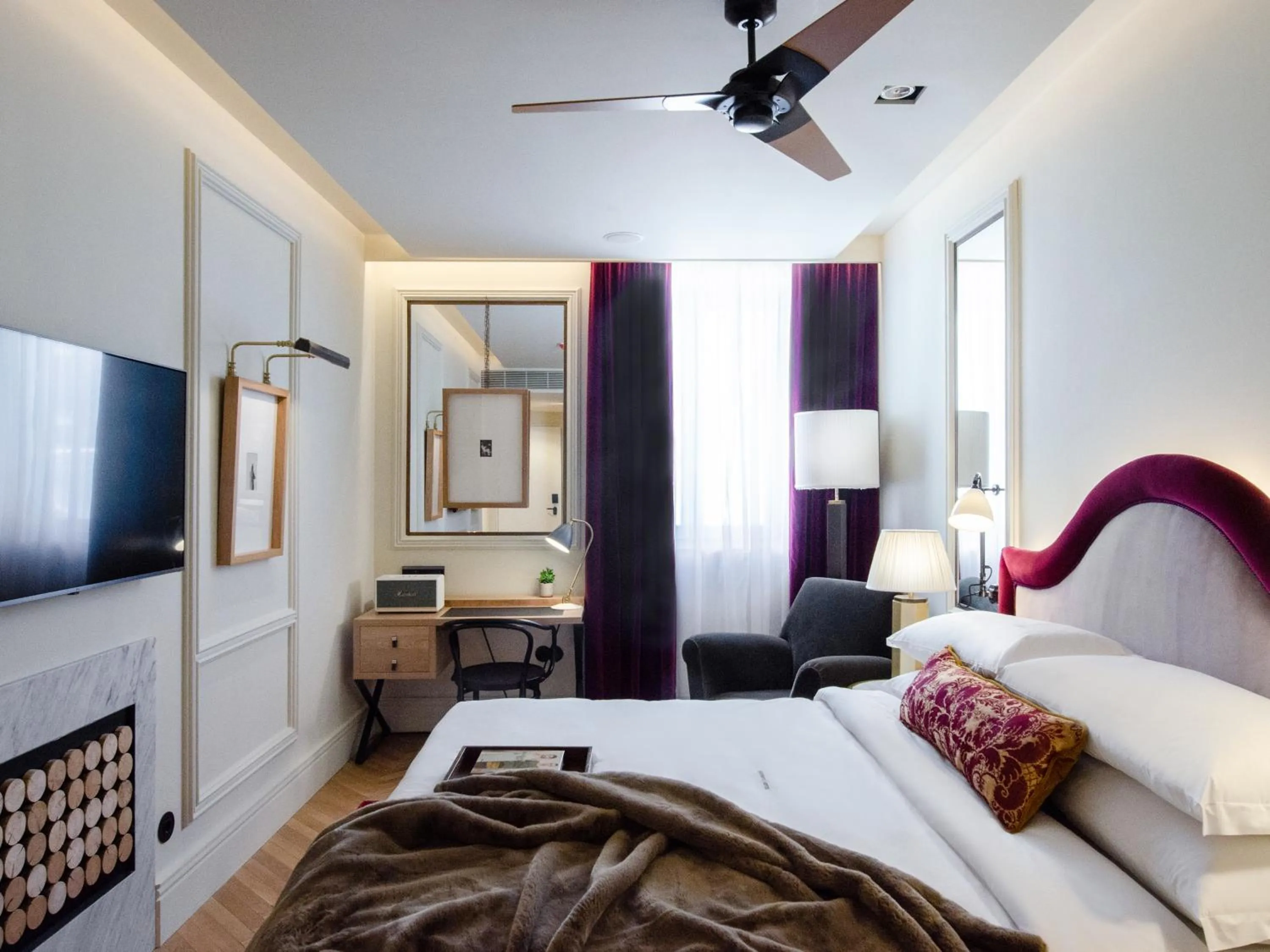 Photo of the whole room, Bed in Browns Avenue Hotel