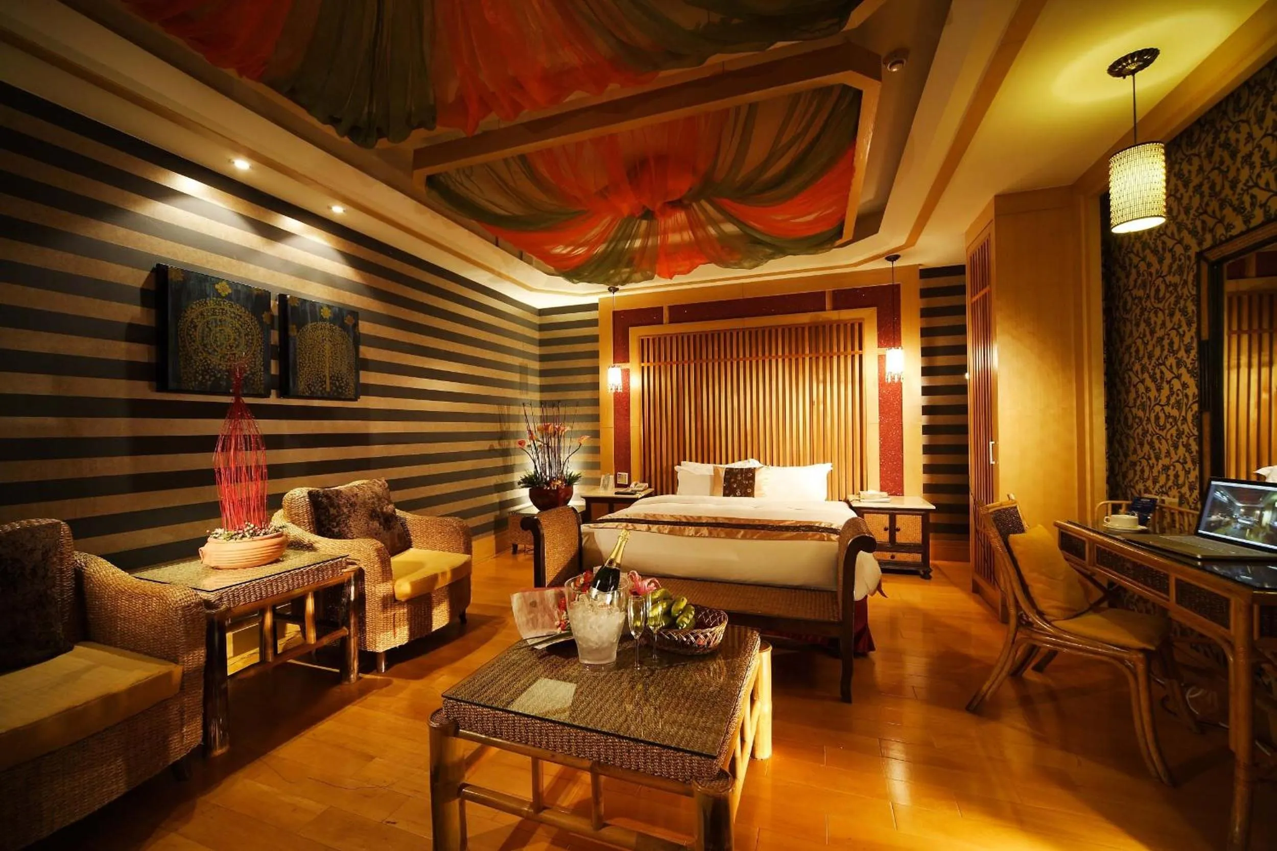 Bed in Seasons Boutique Motel